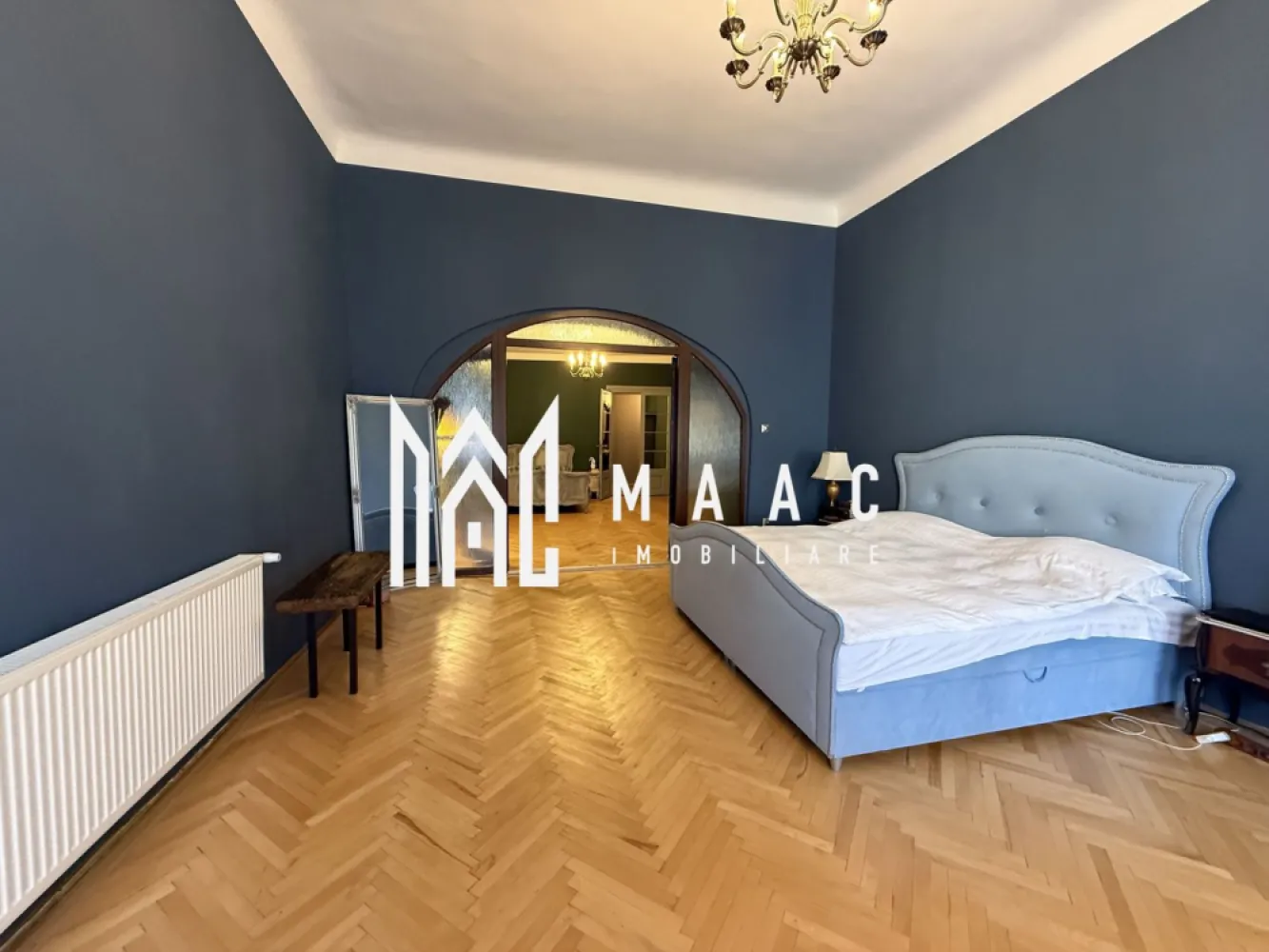 Apartament 2 camere | Etaj 1 | Spatiu comercial Ultracentral - MAAC Imobiliare vă prezintă spre vânzare un apartament cu 2 camere, situat ultracentral, în Piața Mare din Sibiu.

Caracteristici:
Apartament cu 2 camere.
Suprafață utilă de 80 mp.
Pe nivel există un singur apartament.
Deasupra apartamentului se află podul clădirii, separat, cu posibilitatea de amenajare a unei mansarde pe întreaga amprentă.
Apartamentul beneficiază de spațiu comercial situat la demisol, cu suprafața totală de 100 mp.

Localizare:
Situat în inima orașului Sibiu, în Piața Mare.
Acces direct la toate facilitățile zonei ultracentrale.
Vedere spectaculoasă către Piața Mare.

Clădire:
Imobil monument istoric, construit în secolul al XVI-lea.
Arhitectură deosebită, cu elemente originale și valoare patrimonială ridicată.

Compartimentare și stare interioară:
Apartament complet renovat, cu finisaje arhitecturale specifice clădirilor istorice.

Dotări și confort"
Centrală termică proprie cu calorifere.

Spații suplimentare incluse:
Curte comună, împărțită cu un singur proprietar, cu drept de servitute.
Subsol comercial cu suprafața totală de 100 mp, din care 50% este deținut exclusiv, potrivit pentru spațiu comercial, birou sau depozit.

Pentru mai multe detalii precizati telefonic ca ati vazut anuntul cu ID: CP2429501