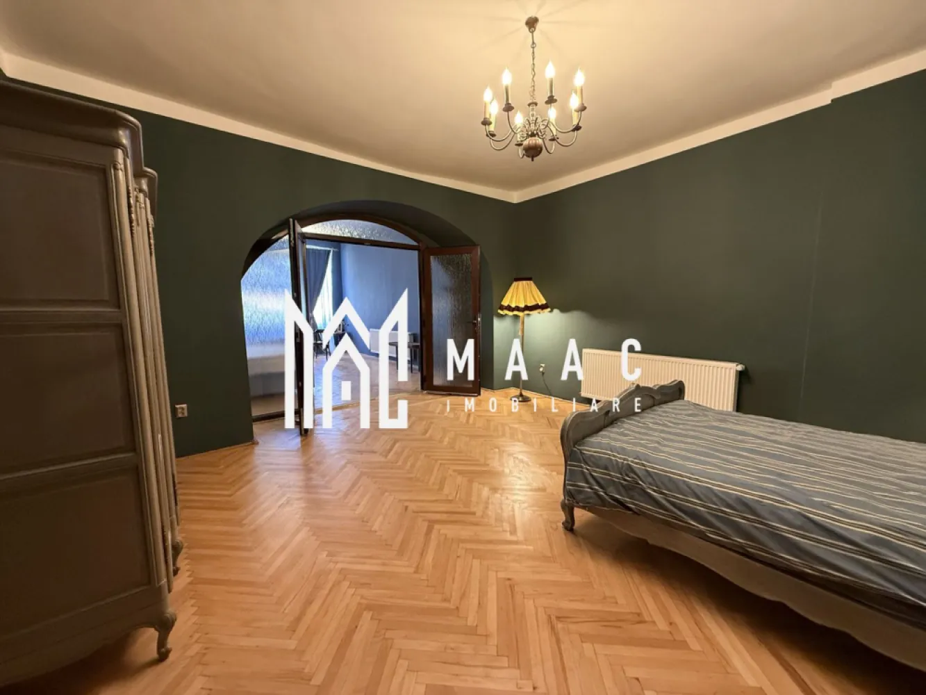 Apartament 2 camere | Etaj 1 | Spatiu comercial Ultracentral - MAAC Imobiliare vă prezintă spre vânzare un apartament cu 2 camere, situat ultracentral, în Piața Mare din Sibiu.

Caracteristici:
Apartament cu 2 camere.
Suprafață utilă de 80 mp.
Pe nivel există un singur apartament.
Deasupra apartamentului se află podul clădirii, separat, cu posibilitatea de amenajare a unei mansarde pe întreaga amprentă.
Apartamentul beneficiază de spațiu comercial situat la demisol, cu suprafața totală de 100 mp.

Localizare:
Situat în inima orașului Sibiu, în Piața Mare.
Acces direct la toate facilitățile zonei ultracentrale.
Vedere spectaculoasă către Piața Mare.

Clădire:
Imobil monument istoric, construit în secolul al XVI-lea.
Arhitectură deosebită, cu elemente originale și valoare patrimonială ridicată.

Compartimentare și stare interioară:
Apartament complet renovat, cu finisaje arhitecturale specifice clădirilor istorice.

Dotări și confort"
Centrală termică proprie cu calorifere.

Spații suplimentare incluse:
Curte comună, împărțită cu un singur proprietar, cu drept de servitute.
Subsol comercial cu suprafața totală de 100 mp, din care 50% este deținut exclusiv, potrivit pentru spațiu comercial, birou sau depozit.

Pentru mai multe detalii precizati telefonic ca ati vazut anuntul cu ID: CP2429501