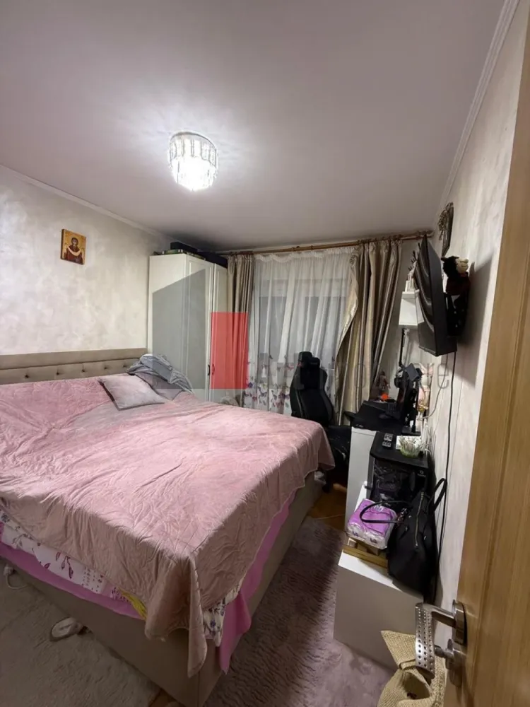 Apartament cu 3 camere de vanzare-Rahova-Dunavat-Salaj - Vă propun spre vânzare un apartament cu 3 camere, situat într-o zonă liniștită și verde Rahova-Dunăvăț, ideal pentru o familie care își dorește confort imediat, fără stresul unei renovări, cu balcon inchis, bucatarie open cu holul, aer conditionat, 2 bai, loc de parcare.
De ce să alegi acest apartament?
Investiție în Siguranță: Instalațiile electrice și sanitare au fost refăcute integral (cupru PPR), oferind garanția unui consum eficient și siguranță pe termen lung.
Eficiență Termică Maximă: Blocul este reabilitat termic, iar poziționarea la etajul 2 din 4 (etajul preferat în imobiliare) asigură facturi minime la întreținere și confort termic optim.
Gata de Mutare: Apartamentul este renovat cu finisaje moderne și se vinde parțial mobilat, facilitând o mutare rapidă.
Compartimentare Ideală: Fiind complet decomandat, spațiul oferă intimitate fiecărui membru al familiei.
Stare: Renovat, instalații noi, bloc anvelopat.