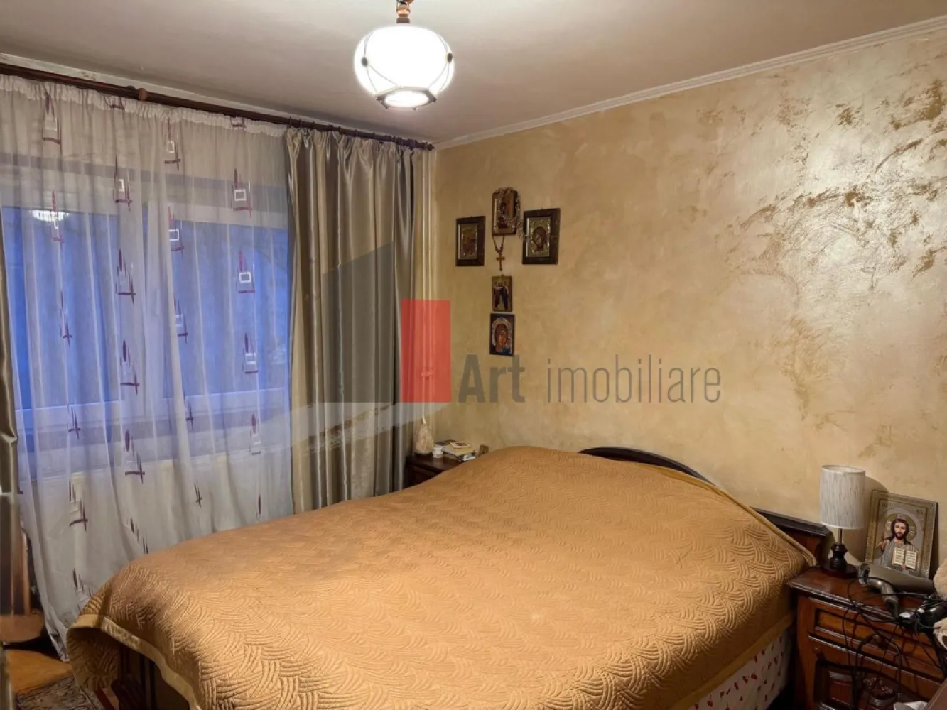 Apartament cu 3 camere de vanzare-Rahova-Dunavat-Salaj - Vă propun spre vânzare un apartament cu 3 camere, situat într-o zonă liniștită și verde Rahova-Dunăvăț, ideal pentru o familie care își dorește confort imediat, fără stresul unei renovări, cu balcon inchis, bucatarie open cu holul, aer conditionat, 2 bai, loc de parcare.
De ce să alegi acest apartament?
Investiție în Siguranță: Instalațiile electrice și sanitare au fost refăcute integral (cupru PPR), oferind garanția unui consum eficient și siguranță pe termen lung.
Eficiență Termică Maximă: Blocul este reabilitat termic, iar poziționarea la etajul 2 din 4 (etajul preferat în imobiliare) asigură facturi minime la întreținere și confort termic optim.
Gata de Mutare: Apartamentul este renovat cu finisaje moderne și se vinde parțial mobilat, facilitând o mutare rapidă.
Compartimentare Ideală: Fiind complet decomandat, spațiul oferă intimitate fiecărui membru al familiei.
Stare: Renovat, instalații noi, bloc anvelopat.