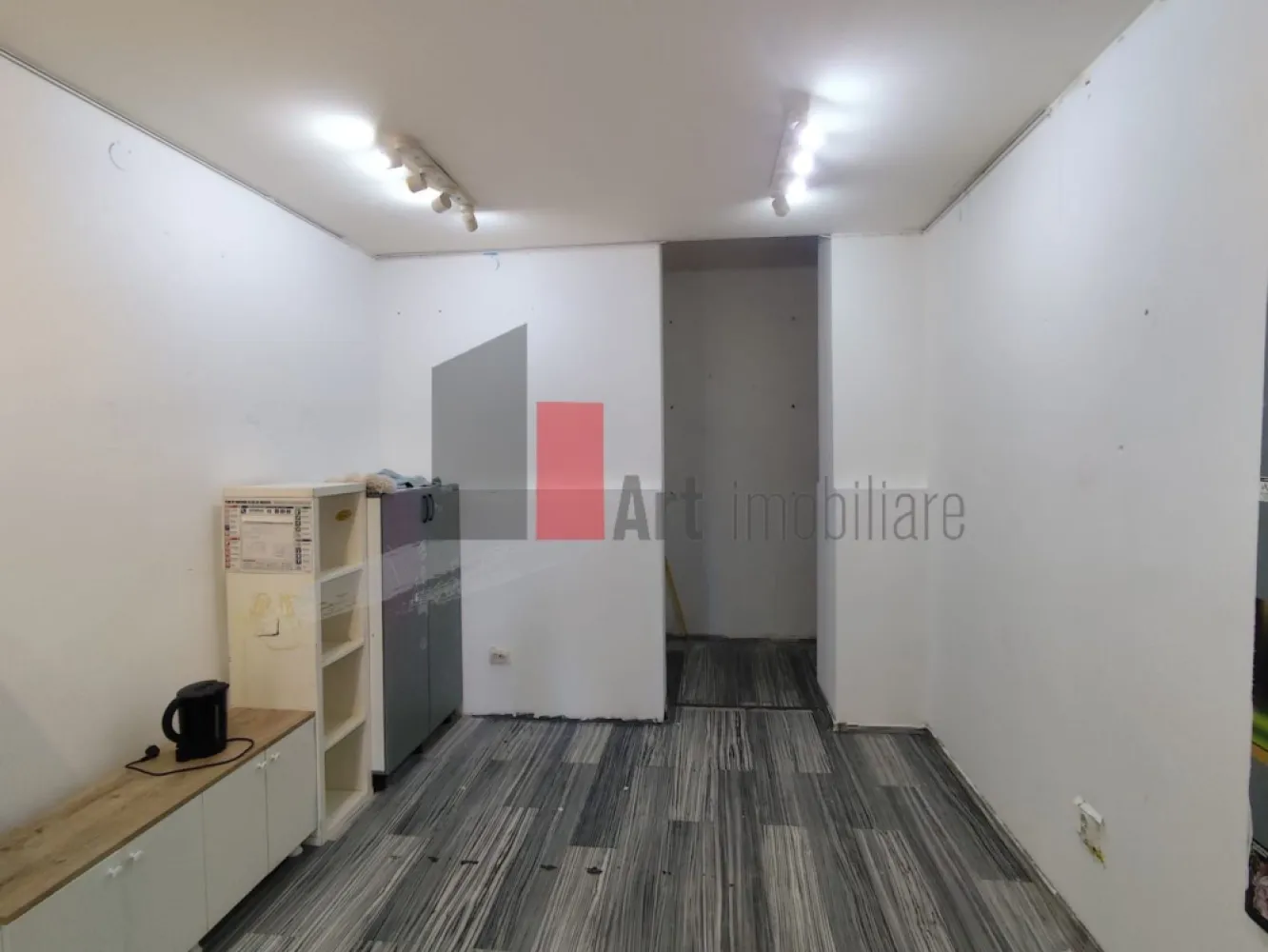 Spatiu comercial de inchiriat in zona Rosetti/Biserica Armeneasca - De închiriat – Spațiu comercial ultracentral, vizibilitate excelentă – Bd. Carol

Oferim spre închiriere un spațiu comercial ultracentral, poziționat strategic pe Bulevardul Carol, la intersecție, într-o zonă cu trafic pietonal intens și expunere maximă. Vitrina generoasă de aproximativ 5 metri liniari este orientată direct către bulevard, oferind vizibilitate excelentă pentru orice tip de afacere.

Spațiul are o suprafață utilă de 22 mp și este compartimentat eficient în două încăperi:

Cameră de vânzare – ideală pentru activitate comercială directă

Cameră pentru depozitare – perfectă pentru stocuri sau organizare logistică

În plus, spațiul dispune de grup sanitar propriu și toate utilitățile necesare desfășurării activităților comerciale sau HoReCa.

Detalii tehnice și avantaje:

Suprafață utilă: 22 mp

Deschidere vitrină: ~5 ml, direct la bulevard

Compartimentare: 2 camere (vânzare + depozitare)

Grup sanitar propriu

Curent trifazic

Apă curentă și canalizare

Localizare premium:

Poziționat la intersecție, cu expunere excelentă

La doar 10 metri de spațiu se află două stații de transport public (autobuz și tramvai)

Acces facil pentru clienți și vizibilitate crescută datorită fluxului constant de pietoni și trafic auto

Alte beneficii:

Pretabil pentru toate domeniile, inclusiv HoReCa

Posibilitate montare burlan și tubulatură

Ideal pentru magazin, cafenea, bistro, servicii sau birou

Condiții de închiriere:

1 lună chirie + 1 lună garanție

Se percepe comision

Spațiul reprezintă o oportunitate excelentă pentru dezvoltarea unei afaceri într-o zonă ultracentrală, cu vizibilitate ridicată și acces rapid la transport public.

Pentru vizionări sau informații suplimentare, vă stăm la dispoziție.

Răspund și pe WhatsApp.