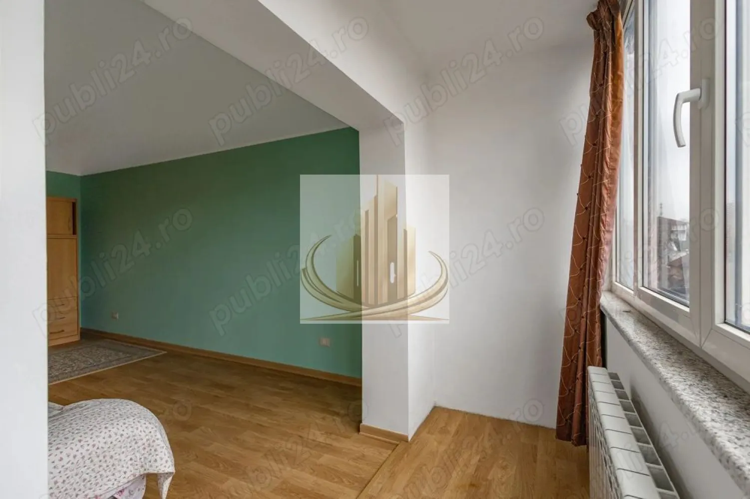 Apartament 3 camere decomandat | Zona Lipovei | Et 2 | Investitie - 🏡 Grand Mobilis Imobiliare vă propune spre vânzare un apartament superb cu 3 camere, decomandat, situat în zona Lipovei, în apropiere de Strada Holdelor – o locație excelentă, apreciată pentru accesibilitate, liniște și proximitatea față de toate punctele importante ale orașului.

📍 Apartamentul este amplasat la etajul 2 din 4 și dispune de o suprafață totală de 61 mp (55 mp utili + 2 balcoane însumând 6 mp), remarcându-se prin compartimentarea eficientă și funcțională, ideală pentru confortul unei familii.

✨ Proprietatea impresionează prin renovarea completă realizată cu materiale premium din Italia, finisajele moderne și atmosfera elegantă. Totul este NOU, iar apartamentul nu a fost locuit după renovare.

✔️ Compartimentare decomandată
✔️ Instalații electrice și sanitare schimbate integral
✔️ Centrală termică proprie
✔️ Electrocasnice noi
✔️ 2 balcoane
✔️ Finisaje moderne și materiale de calitate superioară

🏠 Apartamentul este ideal atât pentru o familie care își dorește confort și acces rapid către facilități, cât și pentru investiție, având un potențial ridicat de închiriere datorită poziției excelente și cererii mari din zonă.

📍 În imediata apropiere regăsim:
• școli și grădinițe
• supermarketuri și magazine
• sală de fitness
• mijloace de transport în comun
• acces rapid către arterele principale ale orașului
• Iulius Town și alte puncte de interes major

💶 Preț: 119.990 Euro negociabil

📲 Pentru detalii suplimentare și programarea unei vizionări, echipa Grand Mobilis Imobiliare va sta la dispozitie!