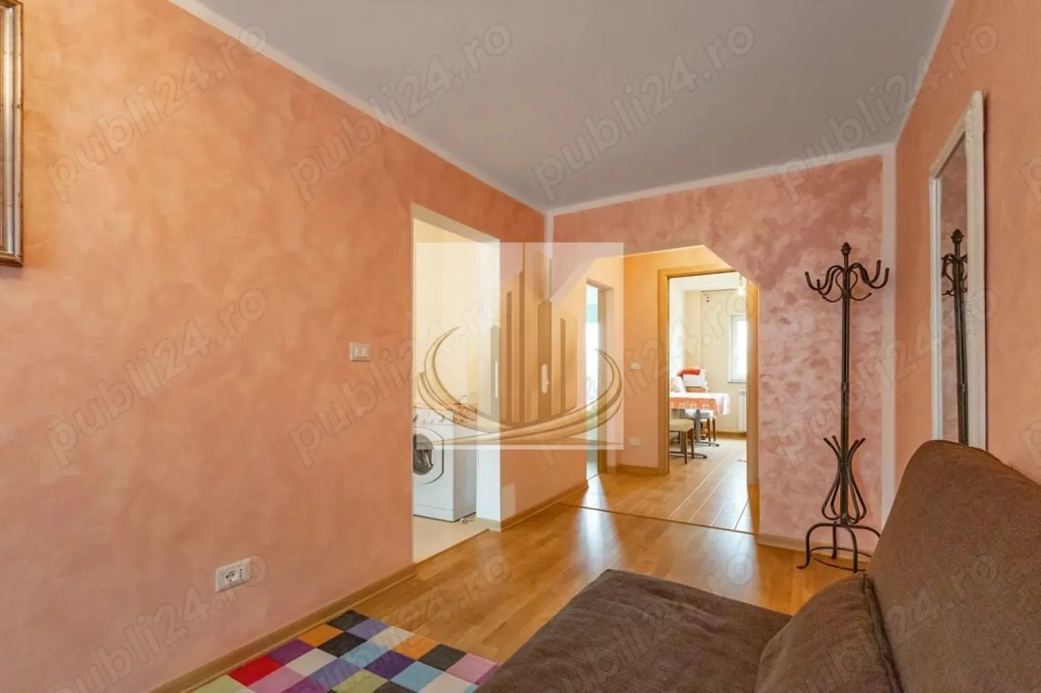 Apartament 3 camere decomandat | Zona Lipovei | Et 2 | Investitie - 🏡 Grand Mobilis Imobiliare vă propune spre vânzare un apartament superb cu 3 camere, decomandat, situat în zona Lipovei, în apropiere de Strada Holdelor – o locație excelentă, apreciată pentru accesibilitate, liniște și proximitatea față de toate punctele importante ale orașului.

📍 Apartamentul este amplasat la etajul 2 din 4 și dispune de o suprafață totală de 61 mp (55 mp utili + 2 balcoane însumând 6 mp), remarcându-se prin compartimentarea eficientă și funcțională, ideală pentru confortul unei familii.

✨ Proprietatea impresionează prin renovarea completă realizată cu materiale premium din Italia, finisajele moderne și atmosfera elegantă. Totul este NOU, iar apartamentul nu a fost locuit după renovare.

✔️ Compartimentare decomandată
✔️ Instalații electrice și sanitare schimbate integral
✔️ Centrală termică proprie
✔️ Electrocasnice noi
✔️ 2 balcoane
✔️ Finisaje moderne și materiale de calitate superioară

🏠 Apartamentul este ideal atât pentru o familie care își dorește confort și acces rapid către facilități, cât și pentru investiție, având un potențial ridicat de închiriere datorită poziției excelente și cererii mari din zonă.

📍 În imediata apropiere regăsim:
• școli și grădinițe
• supermarketuri și magazine
• sală de fitness
• mijloace de transport în comun
• acces rapid către arterele principale ale orașului
• Iulius Town și alte puncte de interes major

💶 Preț: 119.990 Euro negociabil

📲 Pentru detalii suplimentare și programarea unei vizionări, echipa Grand Mobilis Imobiliare va sta la dispozitie!