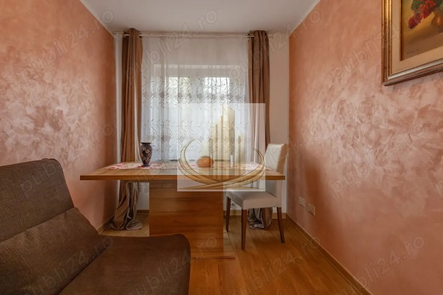 Apartament 3 camere decomandat | Zona Lipovei | Et 2 | Investitie - 🏡 Grand Mobilis Imobiliare vă propune spre vânzare un apartament superb cu 3 camere, decomandat, situat în zona Lipovei, în apropiere de Strada Holdelor – o locație excelentă, apreciată pentru accesibilitate, liniște și proximitatea față de toate punctele importante ale orașului.

📍 Apartamentul este amplasat la etajul 2 din 4 și dispune de o suprafață totală de 61 mp (55 mp utili + 2 balcoane însumând 6 mp), remarcându-se prin compartimentarea eficientă și funcțională, ideală pentru confortul unei familii.

✨ Proprietatea impresionează prin renovarea completă realizată cu materiale premium din Italia, finisajele moderne și atmosfera elegantă. Totul este NOU, iar apartamentul nu a fost locuit după renovare.

✔️ Compartimentare decomandată
✔️ Instalații electrice și sanitare schimbate integral
✔️ Centrală termică proprie
✔️ Electrocasnice noi
✔️ 2 balcoane
✔️ Finisaje moderne și materiale de calitate superioară

🏠 Apartamentul este ideal atât pentru o familie care își dorește confort și acces rapid către facilități, cât și pentru investiție, având un potențial ridicat de închiriere datorită poziției excelente și cererii mari din zonă.

📍 În imediata apropiere regăsim:
• școli și grădinițe
• supermarketuri și magazine
• sală de fitness
• mijloace de transport în comun
• acces rapid către arterele principale ale orașului
• Iulius Town și alte puncte de interes major

💶 Preț: 119.990 Euro negociabil

📲 Pentru detalii suplimentare și programarea unei vizionări, echipa Grand Mobilis Imobiliare va sta la dispozitie!