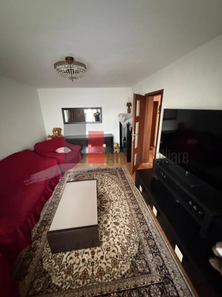 Apartament cu trei camere de vanzare-Crangasi-loc de parcare - Apartament de vanzare, cu trei camere, decomandat, situat in Crângași, langa BCR, stradal, la etajul 8 din 9, 9 fiind etaj tehnic, vedere mixtă in spate si la Calea Crângași, cu doua bai (cea mica a fost dezafectata dar se poate pune la loc foarte usor), doua unitati de aer conditionat, bucataria open cu holul, la 10 minute de mers pe jos de statia de metrou Crangasi, cu o suprafata de 62 mp +10 mp balcoane, total 72 mp, loc parcare ADP, scara curată.