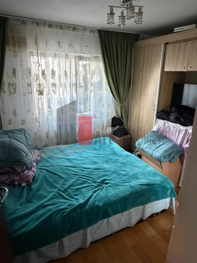 Apartament cu trei camere de vanzare-Crangasi-loc de parcare - Apartament de vanzare, cu trei camere, decomandat, situat in Crângași, langa BCR, stradal, la etajul 8 din 9, 9 fiind etaj tehnic, vedere mixtă in spate si la Calea Crângași, cu doua bai (cea mica a fost dezafectata dar se poate pune la loc foarte usor), doua unitati de aer conditionat, bucataria open cu holul, la 10 minute de mers pe jos de statia de metrou Crangasi, cu o suprafata de 62 mp +10 mp balcoane, total 72 mp, loc parcare ADP, scara curată.