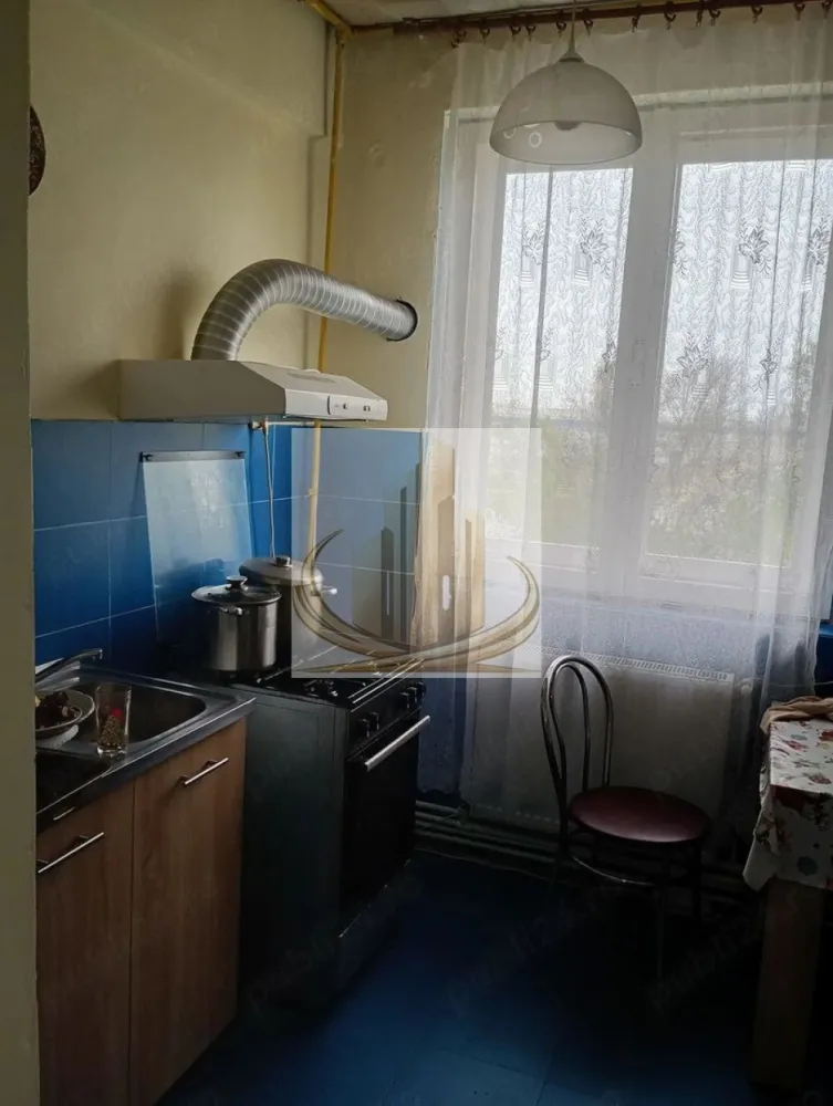Vând apartament 2 camere AEROPORT - Grand Mobilis Imobiliare propune spre vânzare un apartament cu suprafata utila de 42mp format din 2 dormitoare, 1 baie, hol și bucătărie, situat în zona Aeroport, la etajul 2 din 2.

Apartamentul dispune de:

tavane izolate cu polistiren pe interior;
gaz și centrală termică proprie;
pereți finisați cu glet și vopsea lavabilă;
parchet laminat în camere și gresie în restul spațiilor;
pod al blocului, unde se află și o cameră de depozitare.

Locuința este amplasată într-o zonă foarte bună, aproape de grădinițe, parc și magazine, iar stațiile de autobuz E4 se află la doar 2 minute de mers pe jos.