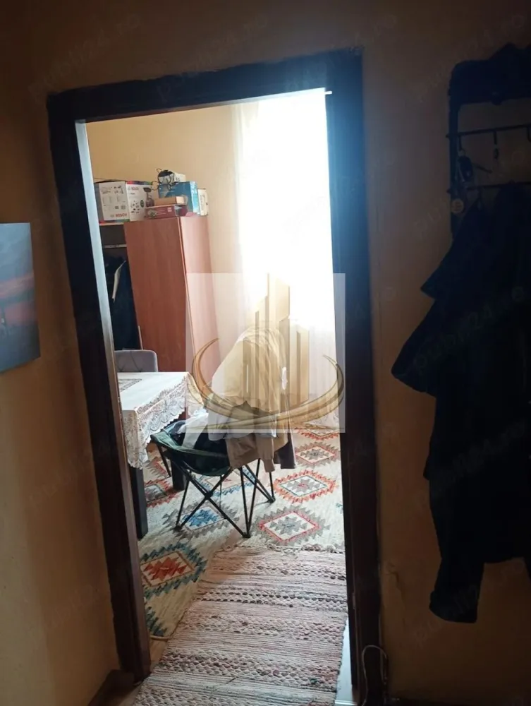 Vând apartament 2 camere AEROPORT - Grand Mobilis Imobiliare propune spre vânzare un apartament cu suprafata utila de 42mp format din 2 dormitoare, 1 baie, hol și bucătărie, situat în zona Aeroport, la etajul 2 din 2.

Apartamentul dispune de:

tavane izolate cu polistiren pe interior;
gaz și centrală termică proprie;
pereți finisați cu glet și vopsea lavabilă;
parchet laminat în camere și gresie în restul spațiilor;
pod al blocului, unde se află și o cameră de depozitare.

Locuința este amplasată într-o zonă foarte bună, aproape de grădinițe, parc și magazine, iar stațiile de autobuz E4 se află la doar 2 minute de mers pe jos.