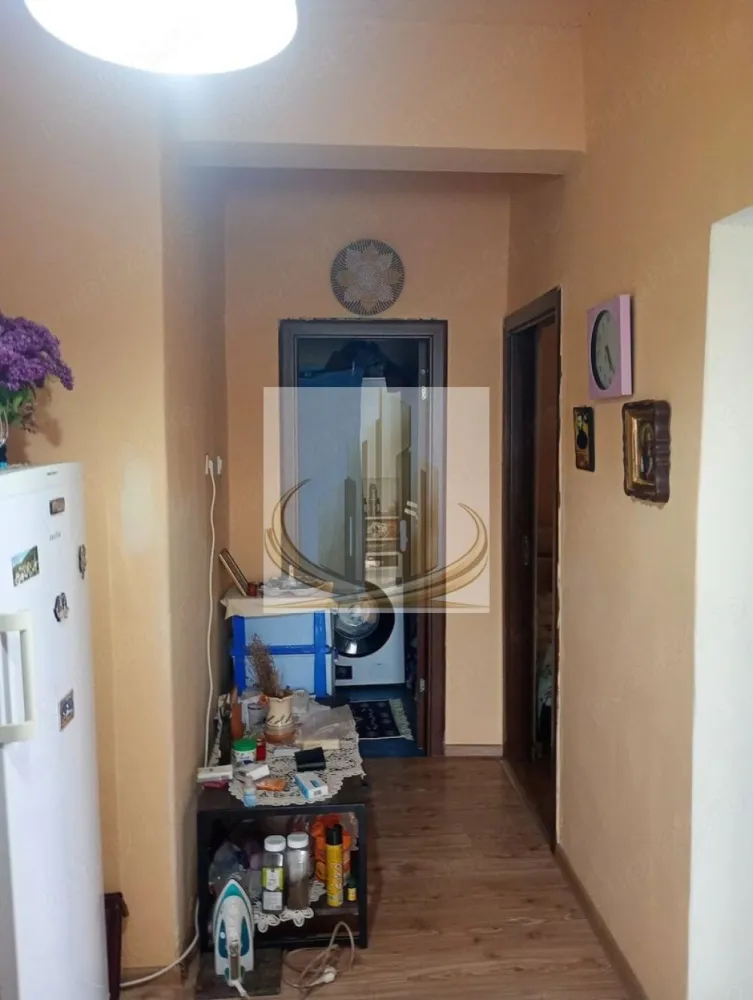 Vând apartament 2 camere AEROPORT - Grand Mobilis Imobiliare propune spre vânzare un apartament cu suprafata utila de 42mp format din 2 dormitoare, 1 baie, hol și bucătărie, situat în zona Aeroport, la etajul 2 din 2.

Apartamentul dispune de:

tavane izolate cu polistiren pe interior;
gaz și centrală termică proprie;
pereți finisați cu glet și vopsea lavabilă;
parchet laminat în camere și gresie în restul spațiilor;
pod al blocului, unde se află și o cameră de depozitare.

Locuința este amplasată într-o zonă foarte bună, aproape de grădinițe, parc și magazine, iar stațiile de autobuz E4 se află la doar 2 minute de mers pe jos.