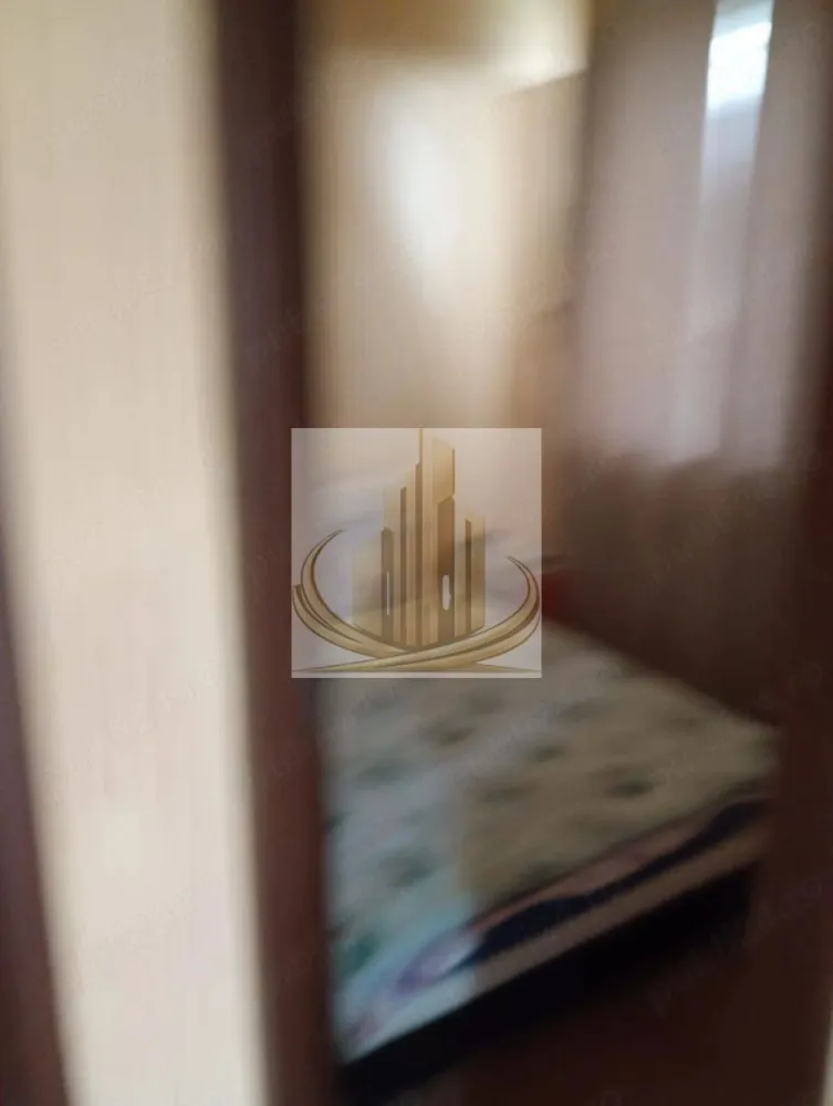 Vând apartament 2 camere AEROPORT - Grand Mobilis Imobiliare propune spre vânzare un apartament cu suprafata utila de 42mp format din 2 dormitoare, 1 baie, hol și bucătărie, situat în zona Aeroport, la etajul 2 din 2.

Apartamentul dispune de:

tavane izolate cu polistiren pe interior;
gaz și centrală termică proprie;
pereți finisați cu glet și vopsea lavabilă;
parchet laminat în camere și gresie în restul spațiilor;
pod al blocului, unde se află și o cameră de depozitare.

Locuința este amplasată într-o zonă foarte bună, aproape de grădinițe, parc și magazine, iar stațiile de autobuz E4 se află la doar 2 minute de mers pe jos.