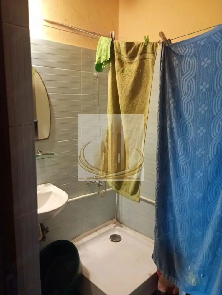 Vând apartament 2 camere AEROPORT - Grand Mobilis Imobiliare propune spre vânzare un apartament cu suprafata utila de 42mp format din 2 dormitoare, 1 baie, hol și bucătărie, situat în zona Aeroport, la etajul 2 din 2.

Apartamentul dispune de:

tavane izolate cu polistiren pe interior;
gaz și centrală termică proprie;
pereți finisați cu glet și vopsea lavabilă;
parchet laminat în camere și gresie în restul spațiilor;
pod al blocului, unde se află și o cameră de depozitare.

Locuința este amplasată într-o zonă foarte bună, aproape de grădinițe, parc și magazine, iar stațiile de autobuz E4 se află la doar 2 minute de mers pe jos.
