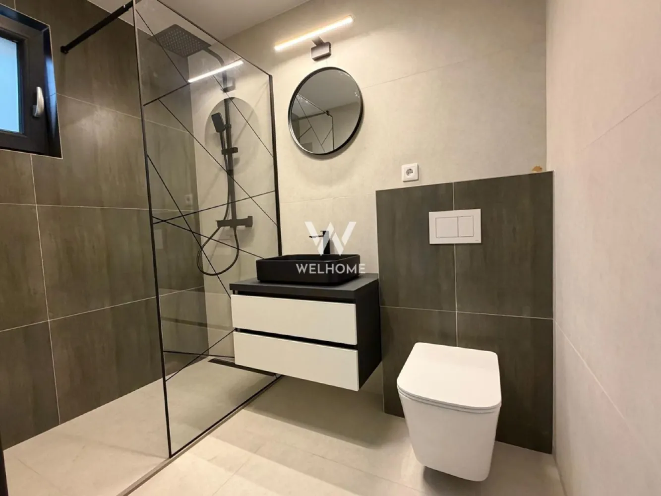 Apartament la Vila, 4 camere si gradina privata - Apartament la Vila, Proiect Premium in Cartierul Arhitectilor, Sibiu

!!! Locuințe premium pentru un trai deosebit !!!

Proiect nou si exclusivist, cu doar 4 apartamente de 2, 3 și 4 camere, concepute pentru confortul și stilul tău de viață.

Puncte forte:

✅ Izolație cu vată bazaltică de 10 cm pentru confort termic maxim
✅ Balustrade din sticlă securizată pentru un design modern și siguranță
✅ Supraveghere video non-stop pentru siguranța ta și a familiei tale
✅ Încălzire în pardoseală – confortul suprem în fiecare cameră
✅ Geamuri premium cu 3 foi de sticlă + 3 garnituri pentru izolare fonică și termică excelentă
✅ Centrală termică Bosch în condensare, eficientă și economică
✅ Iluminat exterior pentru un ambient plăcut și sigur
✅ Balcoane și terase hidroizolate pentru durabilitate și protecție în timp
✅ Finisaje de înaltă calitate, care aduc un plus de eleganță fiecărui detaliu

Compartimentare: 115mpu impartiti in 3 dormitoare fiecare prevazute cu baie proprie si dressing, Living, Bucatarie, baie de serviciu, terasa acoperita si gradina privata de aprox 200 mp la exterior!! (vezi schita)

Predare: Unitatea locativa in lucru cu termen de receptie in Decembrie 2025, LA CHEIE!

Pret: 203.800 Euro + TVA
Contact:Cosmin-0743292794
