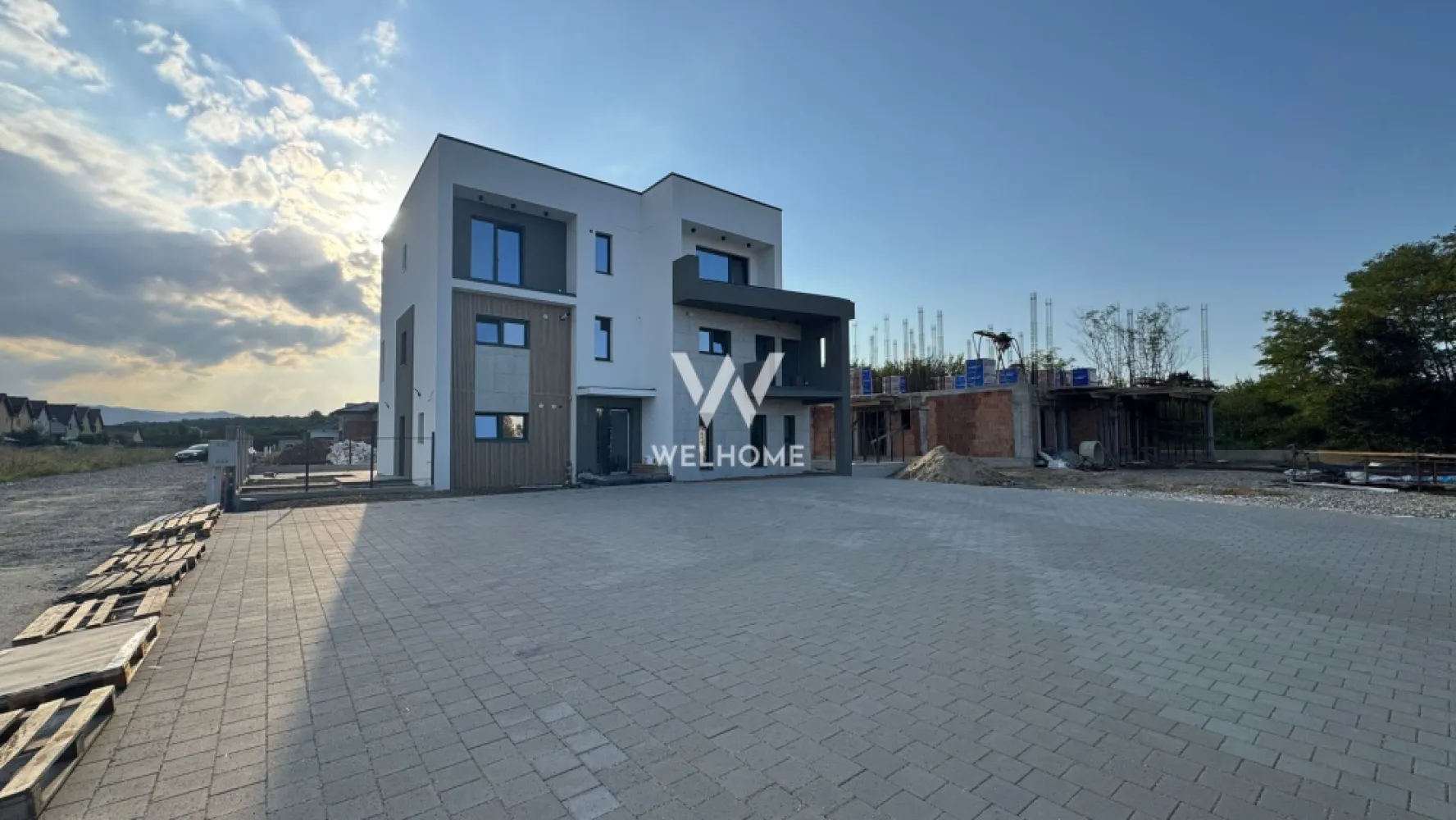 Apartament la Vila, 3 camere, Arhitectilor, Sibiu - Apartament la Vila, Proiect Premium in Cartierul Arhitectilor, Sibiu

Proiect nou si exclusivist, cu doar 4 apartamente

Compartimentare: 
 Living si bucatarie in open space, 2 bai generoasa cu geam pentru aerisire, 2 dormitore si balcon.

Puncte forte:
Izolație cu vată bazaltică de 10 cm pentru confort termic maxim
Balustrade din sticlă securizată pentru un design modern și siguranță
Supraveghere video non-stop pentru siguranța ta și a familiei tale
Încălzire în pardoseală – confortul suprem în fiecare cameră
Geamuri premium cu 3 foi de sticlă + 3 garnituri pentru izolare fonică și termică excelentă
Centrală termică Bosch în condensare, eficientă și economică
Iluminat exterior pentru un ambient plăcut și sigur
Balcoane și terase hidroizolate pentru durabilitate și protecție în timp
Finisaje de înaltă calitate, care aduc un plus de eleganță fiecărui detaliu

Predare primavara 2026!

Pret: 157.000 euro + Tva