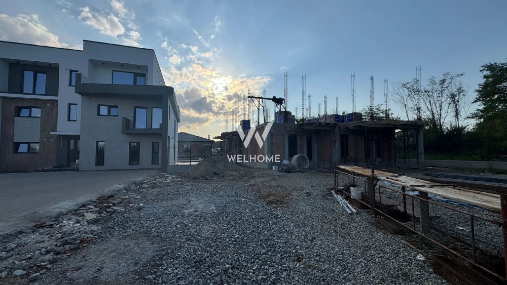 Apartament la Vila, 3 camere, Arhitectilor, Sibiu - Apartament la Vila, Proiect Premium in Cartierul Arhitectilor, Sibiu

Proiect nou si exclusivist, cu doar 4 apartamente

Compartimentare: 
 Living si bucatarie in open space, 2 bai generoasa cu geam pentru aerisire, 2 dormitore si balcon.

Puncte forte:
Izolație cu vată bazaltică de 10 cm pentru confort termic maxim
Balustrade din sticlă securizată pentru un design modern și siguranță
Supraveghere video non-stop pentru siguranța ta și a familiei tale
Încălzire în pardoseală – confortul suprem în fiecare cameră
Geamuri premium cu 3 foi de sticlă + 3 garnituri pentru izolare fonică și termică excelentă
Centrală termică Bosch în condensare, eficientă și economică
Iluminat exterior pentru un ambient plăcut și sigur
Balcoane și terase hidroizolate pentru durabilitate și protecție în timp
Finisaje de înaltă calitate, care aduc un plus de eleganță fiecărui detaliu

Predare primavara 2026!

Pret: 157.000 euro + Tva