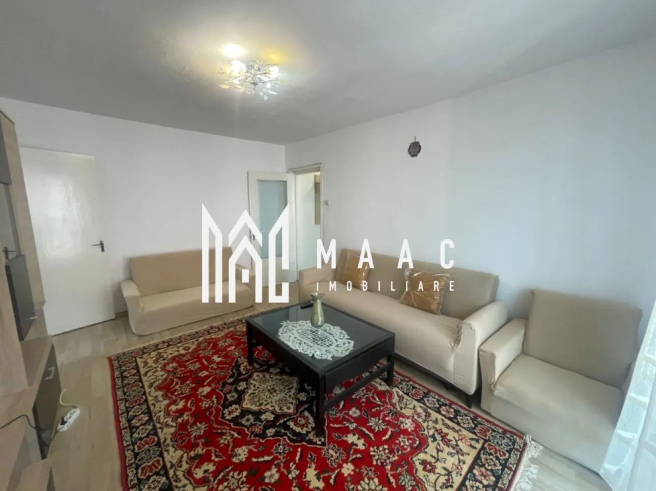 Apartament 2 camere | Locatie excelenta | Zona Cedonia - MAAC Imobiliare vă propune spre inchiriere un apartament cu 2 camere situat la etajul 3 al unui imobil amplasat in zona Cedonia, într-o zonă linistita și aproape de centrul orașului.

Apartamentul este compartimentat din doua camere, bucatarie, hol de acces si o baie. Spatiile sunt luminoase si ofera o atmosfera cald si placuta.

Proprietatea beneficiază de balcon , loc de parcare, iar in imediata apropiere se afla o scoala, magazine si parcuri.

Avantajele proprietății includ:

- zonă liniștită si buna a orasului
- acces rapid către centrul orașului și principalele puncte de interes
- potrivit pentru cupluri, studenti si persoane singure.

Nu se accepta animale de companie. 
Proprietarul este de acord cu fumatori.
Se percepe o garantie de luna de chirie in avans.

Pentru mai multe detalii, vă rugăm să menționați telefonic că ați văzut anunțul cu CP3072779