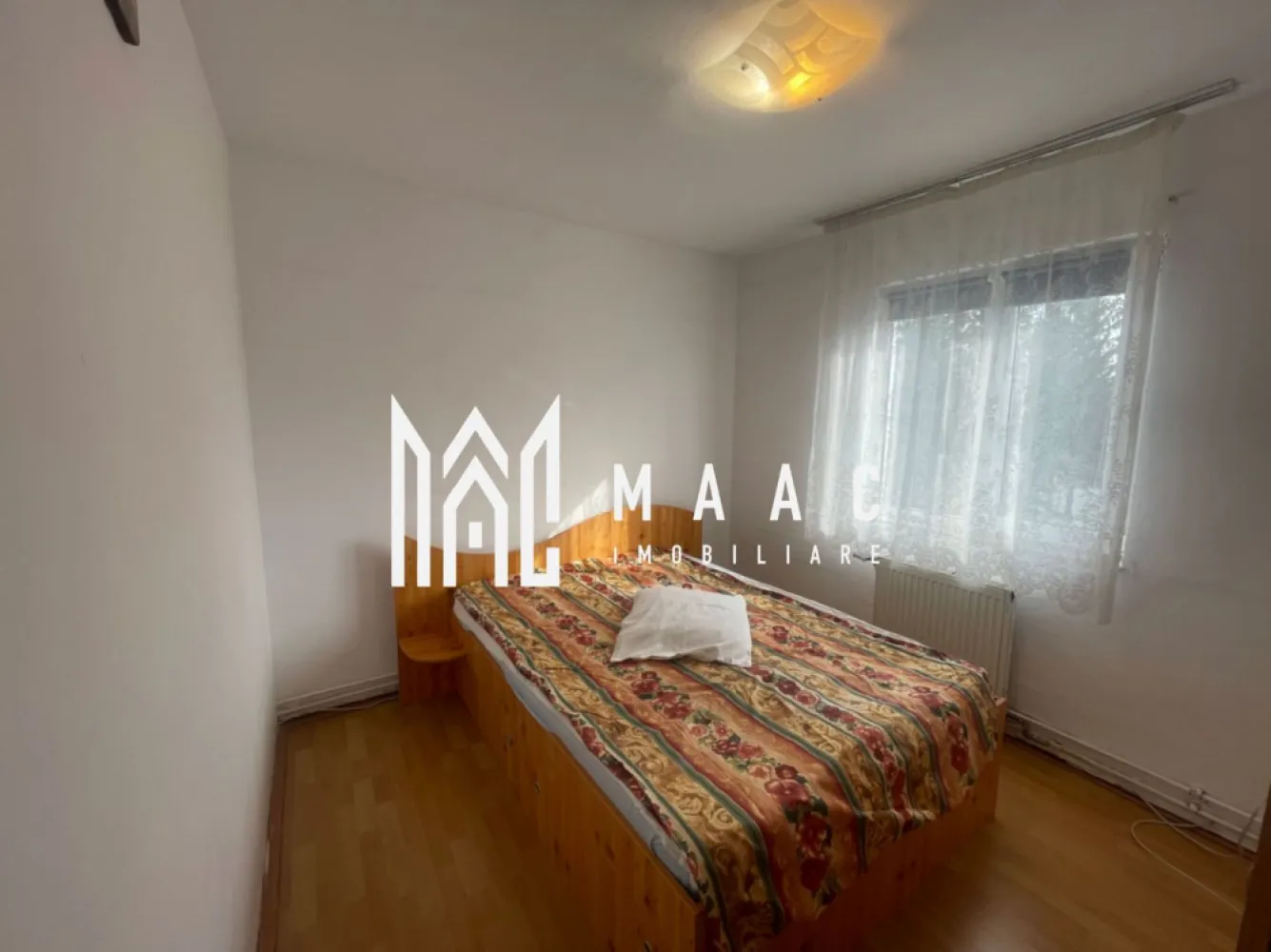 Apartament 2 camere | Locatie excelenta | Zona Cedonia - MAAC Imobiliare vă propune spre inchiriere un apartament cu 2 camere situat la etajul 3 al unui imobil amplasat in zona Cedonia, într-o zonă linistita și aproape de centrul orașului.

Apartamentul este compartimentat din doua camere, bucatarie, hol de acces si o baie. Spatiile sunt luminoase si ofera o atmosfera cald si placuta.

Proprietatea beneficiază de balcon , loc de parcare, iar in imediata apropiere se afla o scoala, magazine si parcuri.

Avantajele proprietății includ:

- zonă liniștită si buna a orasului
- acces rapid către centrul orașului și principalele puncte de interes
- potrivit pentru cupluri, studenti si persoane singure.

Nu se accepta animale de companie. 
Proprietarul este de acord cu fumatori.
Se percepe o garantie de luna de chirie in avans.

Pentru mai multe detalii, vă rugăm să menționați telefonic că ați văzut anunțul cu CP3072779