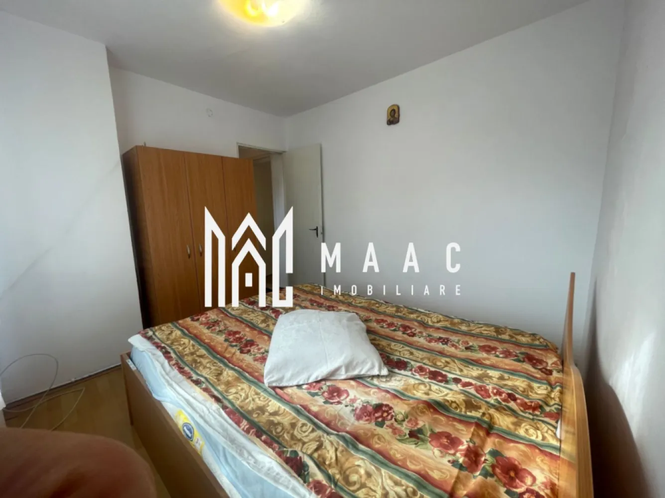 Apartament 2 camere | Locatie excelenta | Zona Cedonia - MAAC Imobiliare vă propune spre inchiriere un apartament cu 2 camere situat la etajul 3 al unui imobil amplasat in zona Cedonia, într-o zonă linistita și aproape de centrul orașului.

Apartamentul este compartimentat din doua camere, bucatarie, hol de acces si o baie. Spatiile sunt luminoase si ofera o atmosfera cald si placuta.

Proprietatea beneficiază de balcon , loc de parcare, iar in imediata apropiere se afla o scoala, magazine si parcuri.

Avantajele proprietății includ:

- zonă liniștită si buna a orasului
- acces rapid către centrul orașului și principalele puncte de interes
- potrivit pentru cupluri, studenti si persoane singure.

Nu se accepta animale de companie. 
Proprietarul este de acord cu fumatori.
Se percepe o garantie de luna de chirie in avans.

Pentru mai multe detalii, vă rugăm să menționați telefonic că ați văzut anunțul cu CP3072779