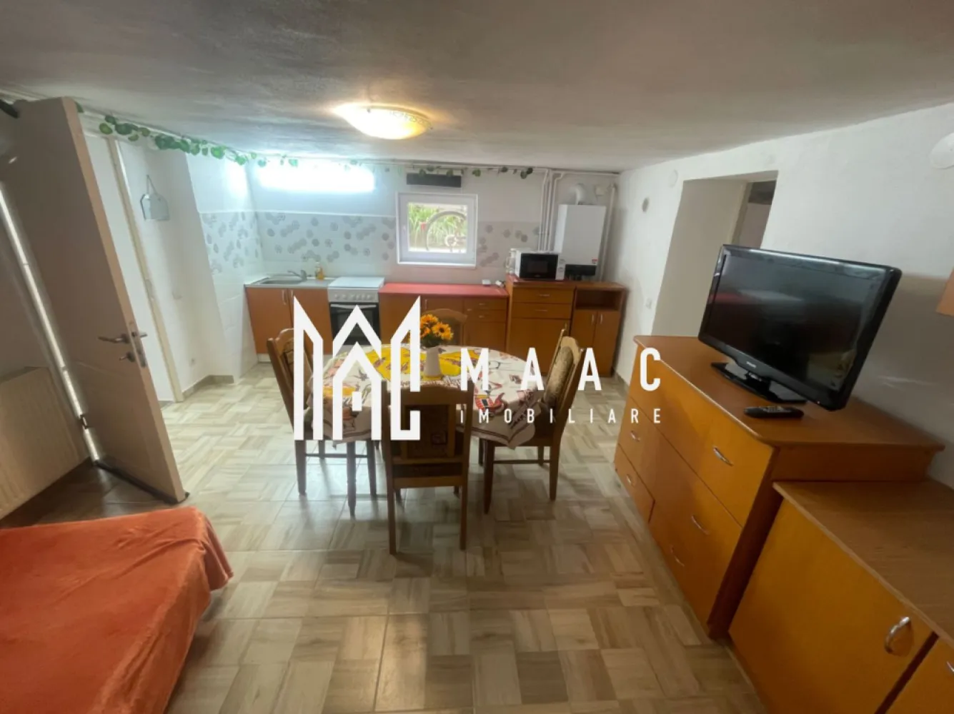 Apartament 2 camere | Zona Sub Arini | 90 mp - MAAC Imobiliare vă propune spre închiriere un apartament spațios la curte cu 2 camere decomandate, situat aproape de parcul Sub Arini si de centrul orasului.

Apartamentul este decomandat, are o suprafață utilă de aproximativ 90 mp și este compartimentat din dormitor, living cu bucatarie, hol de acces, camera de serviciu si baie.

Avantajele proprietății includ:
- locație premium
- zonă liniștită, cu valoare rezidențială ridicată
- acces rapid către centrul orașului și principalele puncte de interes
- potrivit pentru familii, studenti si persoane singure

In pretul chiriei sunt incluse utilitatile: apa, gaz si curent.
Se percepe o garantie de luna de chirie in avans.

Pentru mai multe detalii sau programarea unei vizionări, nu ezitați să ne contactați specificand ID: CP3072636