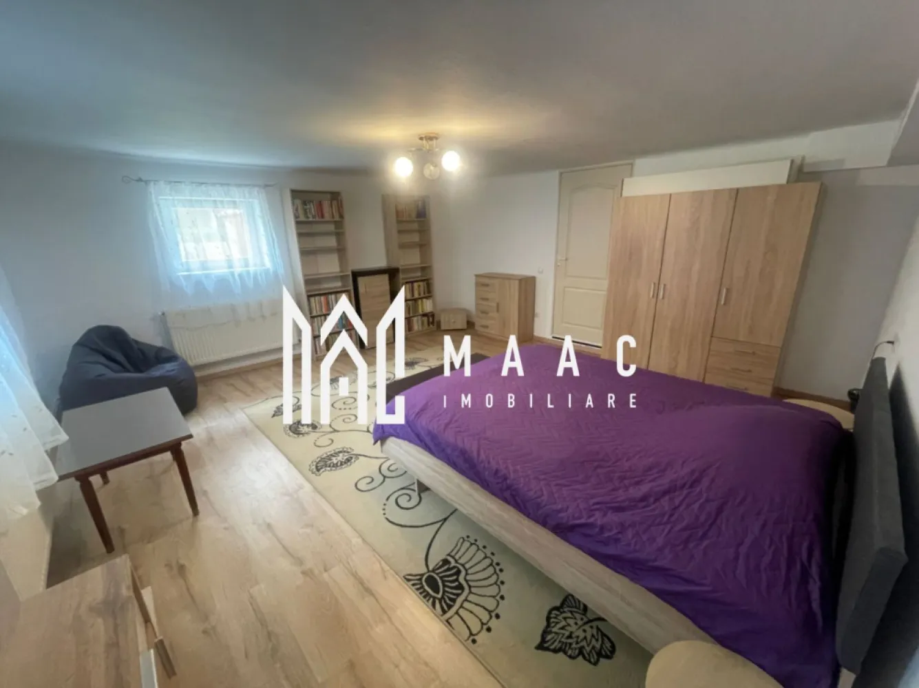 Apartament 2 camere | Zona Sub Arini | 90 mp - MAAC Imobiliare vă propune spre închiriere un apartament spațios la curte cu 2 camere decomandate, situat aproape de parcul Sub Arini si de centrul orasului.

Apartamentul este decomandat, are o suprafață utilă de aproximativ 90 mp și este compartimentat din dormitor, living cu bucatarie, hol de acces, camera de serviciu si baie.

Avantajele proprietății includ:
- locație premium
- zonă liniștită, cu valoare rezidențială ridicată
- acces rapid către centrul orașului și principalele puncte de interes
- potrivit pentru familii, studenti si persoane singure

In pretul chiriei sunt incluse utilitatile: apa, gaz si curent.
Se percepe o garantie de luna de chirie in avans.

Pentru mai multe detalii sau programarea unei vizionări, nu ezitați să ne contactați specificand ID: CP3072636