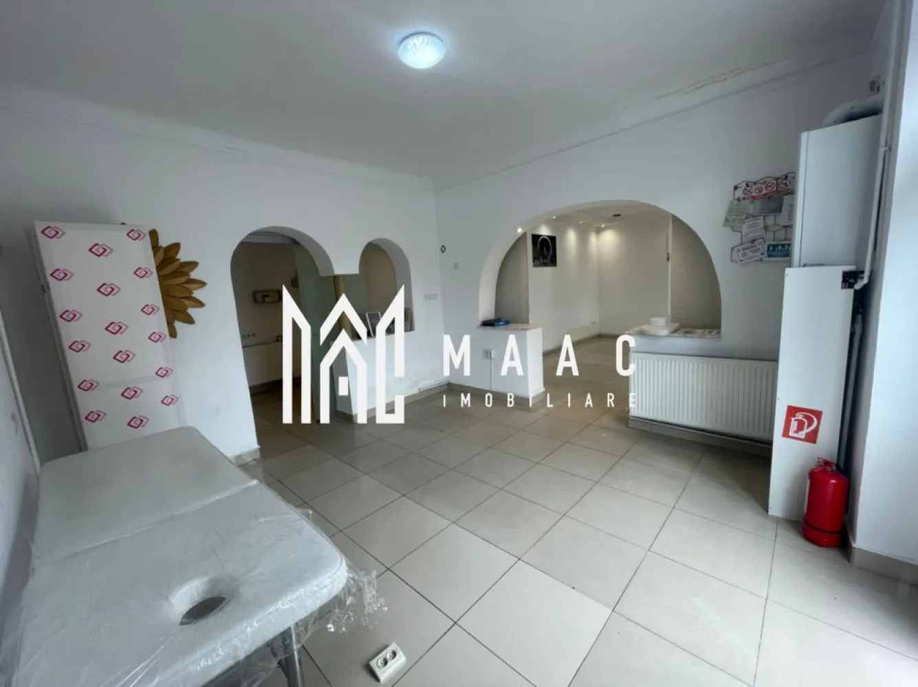 Spatiu comercial stradal | 48mp | Ideal salon, magazin sau servicii - MAAC Imobiliare vă propune spre închiriere un spațiu comercial situat în zona Lazaret, Sibiu, cu o suprafață utilă de 48 mp, ideal pentru birou, salon, cabinet, sau diverse activități comerciale.

Spațiul beneficiază de acces direct din stradă, la parter, într-o zonă cu vizibilitate bună, langa statia de autobuz si trecerea pietonala, fiind compartimentată eficient pentru desfășurarea mai multor tipuri de activități.

Cu o suprafață utilă de 48 mp și este compartimentat în 3 încăperi, beneficiind de 2 băi, si terasa/curte cu acces stradal.

Datorită poziționării și compartimentării, proprietatea reprezintă o alegere potrivită pentru afacerea dumneavoastra.

Pentru mai multe detalii sau programarea unei vizionări, nu ezitați să ne contactați specificand ID: CP3072365