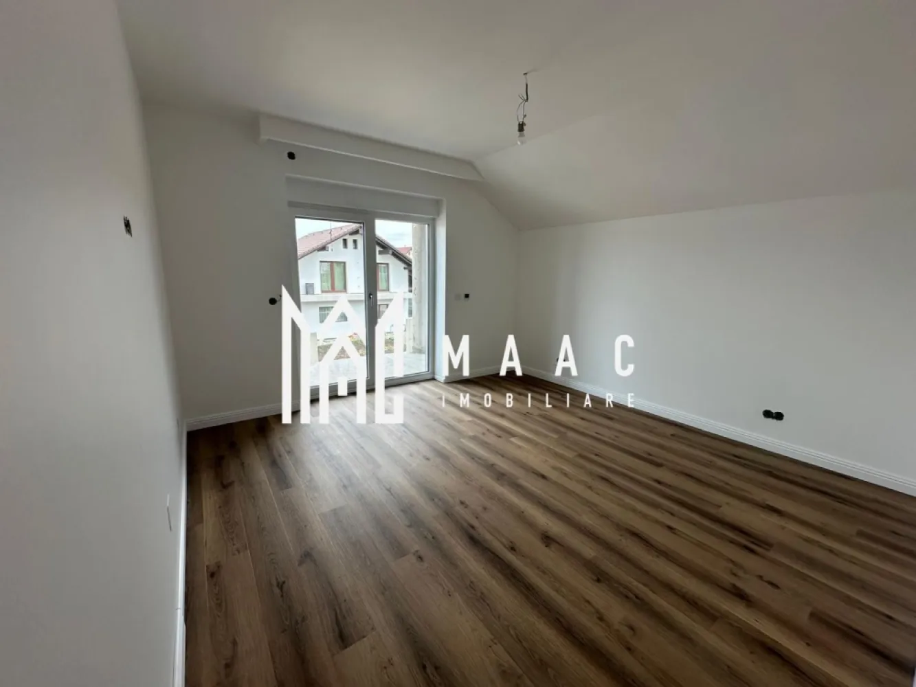 Casa moderna | 5 Camere | 245 MPU | Cisnadie - MAAC Imobiliare va propune spre vanzare:
Casă modernă în Cisnădie – predare la cheie, teren 630 mp, acces din două străzi

Vă prezentăm o locuință modernă și spațioasă, situată într-o zonă liniștită din Cisnădie, ideală pentru o familie care își dorește confort, intimitate și acces rapid către Sibiu.

Proprietatea beneficiază de acces din două străzi, oferind un plus de accesibilitate și confort, iar terenul generos de 630 mp oferă suficient spațiu pentru relaxare, amenajare grădină sau zonă de recreere.

Casa are o suprafață utilă totală de aproximativ 247 mp și este compartimentată eficient, cu:

* living generos și luminos
* bucătărie separată
* camara
* camera centrala
* 4 camere
* dressing
* 3 băi
* spații de depozitare
* garaj integrat
* terasă spațioasă

Locuința se predă complet la cheie, cu finisaje moderne, instalații complete și materiale de calitate, fiind pregătită pentru mutare imediată.

Avantaje:
✔ predare la cheie
✔ teren 630 mp
✔ acces din două străzi
✔ zonă liniștită
✔ compartimentare practică
✔ garaj integrat
✔ acces rapid către Sibiu

O proprietate ideală pentru cei care caută o casă modernă, spațioasă și bine poziționată într-o zonă în plină dezvoltare.

Contact MAAC Imobiliare: Sună acum pentru mai multe detalii sau pentru a programa o vizionare specificati : CP2335946
