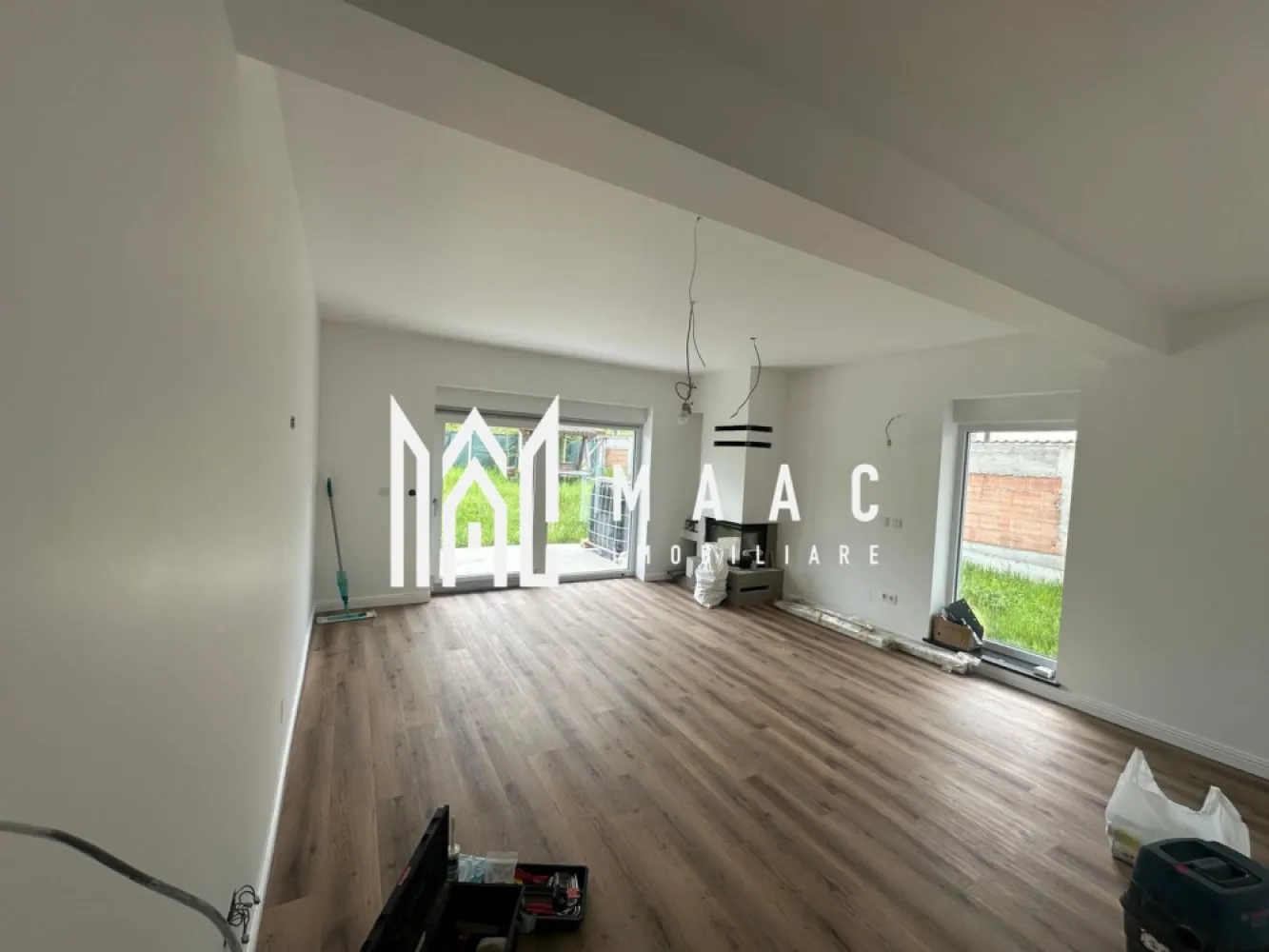 Casa moderna | 5 Camere | 245 MPU | Cisnadie - MAAC Imobiliare va propune spre vanzare:
Casă modernă în Cisnădie – predare la cheie, teren 630 mp, acces din două străzi

Vă prezentăm o locuință modernă și spațioasă, situată într-o zonă liniștită din Cisnădie, ideală pentru o familie care își dorește confort, intimitate și acces rapid către Sibiu.

Proprietatea beneficiază de acces din două străzi, oferind un plus de accesibilitate și confort, iar terenul generos de 630 mp oferă suficient spațiu pentru relaxare, amenajare grădină sau zonă de recreere.

Casa are o suprafață utilă totală de aproximativ 247 mp și este compartimentată eficient, cu:

* living generos și luminos
* bucătărie separată
* camara
* camera centrala
* 4 camere
* dressing
* 3 băi
* spații de depozitare
* garaj integrat
* terasă spațioasă

Locuința se predă complet la cheie, cu finisaje moderne, instalații complete și materiale de calitate, fiind pregătită pentru mutare imediată.

Avantaje:
✔ predare la cheie
✔ teren 630 mp
✔ acces din două străzi
✔ zonă liniștită
✔ compartimentare practică
✔ garaj integrat
✔ acces rapid către Sibiu

O proprietate ideală pentru cei care caută o casă modernă, spațioasă și bine poziționată într-o zonă în plină dezvoltare.

Contact MAAC Imobiliare: Sună acum pentru mai multe detalii sau pentru a programa o vizionare specificati : CP2335946
