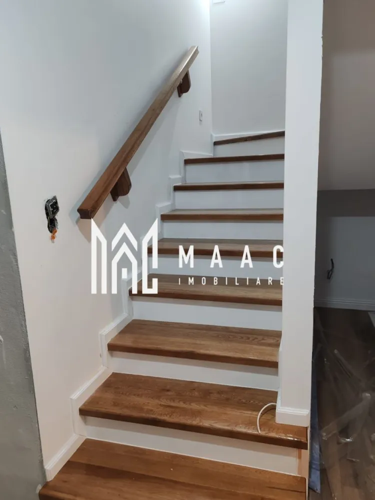 Casa moderna | 5 Camere | 245 MPU | Cisnadie - MAAC Imobiliare va propune spre vanzare:
Casă modernă în Cisnădie – predare la cheie, teren 630 mp, acces din două străzi

Vă prezentăm o locuință modernă și spațioasă, situată într-o zonă liniștită din Cisnădie, ideală pentru o familie care își dorește confort, intimitate și acces rapid către Sibiu.

Proprietatea beneficiază de acces din două străzi, oferind un plus de accesibilitate și confort, iar terenul generos de 630 mp oferă suficient spațiu pentru relaxare, amenajare grădină sau zonă de recreere.

Casa are o suprafață utilă totală de aproximativ 247 mp și este compartimentată eficient, cu:

* living generos și luminos
* bucătărie separată
* camara
* camera centrala
* 4 camere
* dressing
* 3 băi
* spații de depozitare
* garaj integrat
* terasă spațioasă

Locuința se predă complet la cheie, cu finisaje moderne, instalații complete și materiale de calitate, fiind pregătită pentru mutare imediată.

Avantaje:
✔ predare la cheie
✔ teren 630 mp
✔ acces din două străzi
✔ zonă liniștită
✔ compartimentare practică
✔ garaj integrat
✔ acces rapid către Sibiu

O proprietate ideală pentru cei care caută o casă modernă, spațioasă și bine poziționată într-o zonă în plină dezvoltare.

Contact MAAC Imobiliare: Sună acum pentru mai multe detalii sau pentru a programa o vizionare specificati : CP2335946