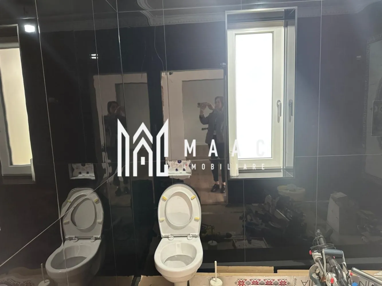 Casa moderna | 5 Camere | 245 MPU | Cisnadie - MAAC Imobiliare va propune spre vanzare:
Casă modernă în Cisnădie – predare la cheie, teren 630 mp, acces din două străzi

Vă prezentăm o locuință modernă și spațioasă, situată într-o zonă liniștită din Cisnădie, ideală pentru o familie care își dorește confort, intimitate și acces rapid către Sibiu.

Proprietatea beneficiază de acces din două străzi, oferind un plus de accesibilitate și confort, iar terenul generos de 630 mp oferă suficient spațiu pentru relaxare, amenajare grădină sau zonă de recreere.

Casa are o suprafață utilă totală de aproximativ 247 mp și este compartimentată eficient, cu:

* living generos și luminos
* bucătărie separată
* camara
* camera centrala
* 4 camere
* dressing
* 3 băi
* spații de depozitare
* garaj integrat
* terasă spațioasă

Locuința se predă complet la cheie, cu finisaje moderne, instalații complete și materiale de calitate, fiind pregătită pentru mutare imediată.

Avantaje:
✔ predare la cheie
✔ teren 630 mp
✔ acces din două străzi
✔ zonă liniștită
✔ compartimentare practică
✔ garaj integrat
✔ acces rapid către Sibiu

O proprietate ideală pentru cei care caută o casă modernă, spațioasă și bine poziționată într-o zonă în plină dezvoltare.

Contact MAAC Imobiliare: Sună acum pentru mai multe detalii sau pentru a programa o vizionare specificati : CP2335946