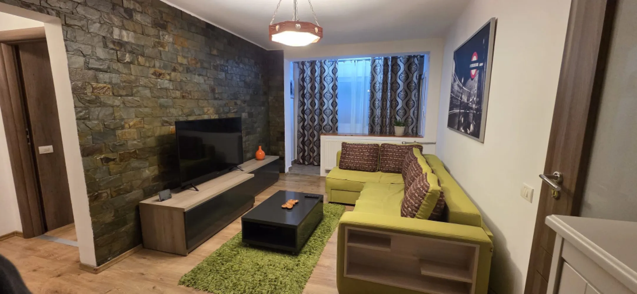 Închiriere Apartament 2 camere zona Drumul Taberei - Metrou Raul Doamnei - Inchiriere apartament 2 camere, 50 mp, situat în Drumul Taberei, Str. Drumul Taberei nr. 91, etaj 2. 📍 LOCALIZARE PREMIUM: La 30 de secunde de Metrou Râul Doamnei. Acces imediat la mijloace de transport. 🏠 DOTĂRI COMPLETE - Te muți doar cu hainele: - Centrală termică proprie - Aer condiționat - Mașină de spălat vase - Mașină de spălat rufe + Uscător rufe - Smart TV diagonală mare 138 cm living + TV bucătărie - Cuptor cu microunde - Frigider - Complet mobilat și utilat 💰 CONDIȚII: - 1 lună garanție - Parcare opțională: 50€/lună - Fara animale de companie