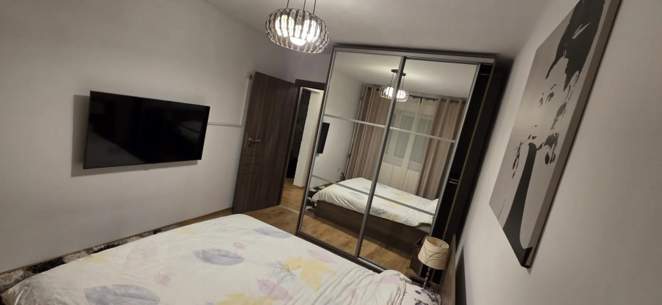 Închiriere Apartament 2 camere zona Drumul Taberei - Metrou Raul Doamnei - Inchiriere apartament 2 camere, 50 mp, situat în Drumul Taberei, Str. Drumul Taberei nr. 91, etaj 2. 📍 LOCALIZARE PREMIUM: La 30 de secunde de Metrou Râul Doamnei. Acces imediat la mijloace de transport. 🏠 DOTĂRI COMPLETE - Te muți doar cu hainele: - Centrală termică proprie - Aer condiționat - Mașină de spălat vase - Mașină de spălat rufe + Uscător rufe - Smart TV diagonală mare 138 cm living + TV bucătărie - Cuptor cu microunde - Frigider - Complet mobilat și utilat 💰 CONDIȚII: - 1 lună garanție - Parcare opțională: 50€/lună - Fara animale de companie