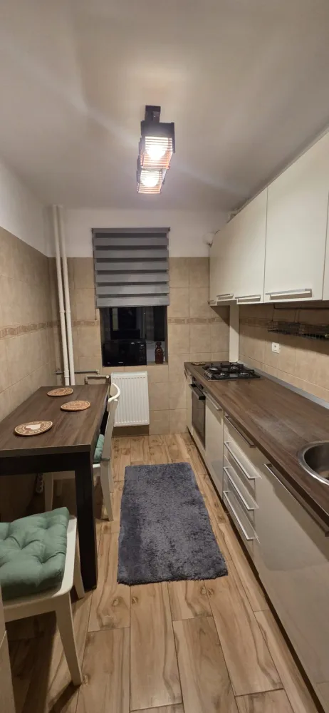 Închiriere Apartament 2 camere zona Drumul Taberei - Metrou Raul Doamnei - Inchiriere apartament 2 camere, 50 mp, situat în Drumul Taberei, Str. Drumul Taberei nr. 91, etaj 2. 📍 LOCALIZARE PREMIUM: La 30 de secunde de Metrou Râul Doamnei. Acces imediat la mijloace de transport. 🏠 DOTĂRI COMPLETE - Te muți doar cu hainele: - Centrală termică proprie - Aer condiționat - Mașină de spălat vase - Mașină de spălat rufe + Uscător rufe - Smart TV diagonală mare 138 cm living + TV bucătărie - Cuptor cu microunde - Frigider - Complet mobilat și utilat 💰 CONDIȚII: - 1 lună garanție - Parcare opțională: 50€/lună - Fara animale de companie