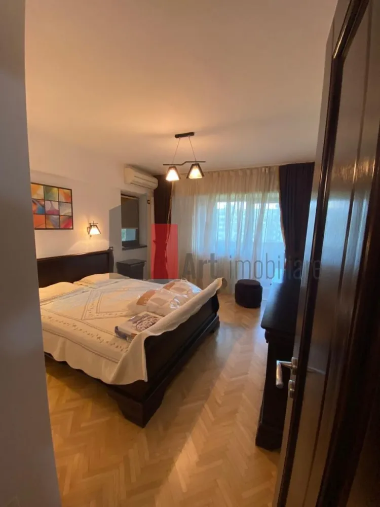 Apartament cu 2 camere de vanzare-Unirii-Alba Iulia - Apartament cu doua camere de vanzare, LUX Bd. Unirii | vedere bulevard | 3 balcoane | parcare 
Apartamentele cu vedere directă la Bd. Unirii apar rar la vânzare. Vă propun spre vânzare un apartament elegant cu 2 camere, situat într-una dintre cele mai apreciate zone ultracentrale ale Bucureștiului, la doar 5 minute de Piața Unirii și aproximativ 10 minute de Palatul Parlamentului.
Apartamentul este spațios, luminos și complet mobilat și utilat, fiind ideal atât pentru locuit, cât și pentru investiție. Un avantaj major este faptul că ambele camere și bucătăria au vedere directă spre bulevard, oferind lumină naturală și o priveliște deschisă.
Detalii apartament:
Suprafață utilă: 65 mp
Suprafață construită: 75 mp
Compartimentare: decomandat
Etaj: 5 din 9
An construcție: 1997
Living + dormitor
Bucătărie separată
Dressing spațios
1 baie
3 balcoane (unul închis)
1 loc de parcare
Dotări și finisaje:
Geamuri tripan QFort
Parchet, gresie și faianță
Aer condiționat (doua unitati)
Apometre și repartitoare
Internet și cablu TV
Bucătărie inchisa, complet utilată
Electrocasnice Franke
Mobilier Mobexpert
Mașină de spălat
TV
Lift nou
Apartamentul este renovat la standarde înalte, cu mobilier și electrocasnice noi și nu a fost locuit. Se poate vinde cu tot cu mobila sau nu.
Zona oferă acces rapid către restaurante, magazine, transport public, centre comerciale și principalele puncte de interes ale orașului.