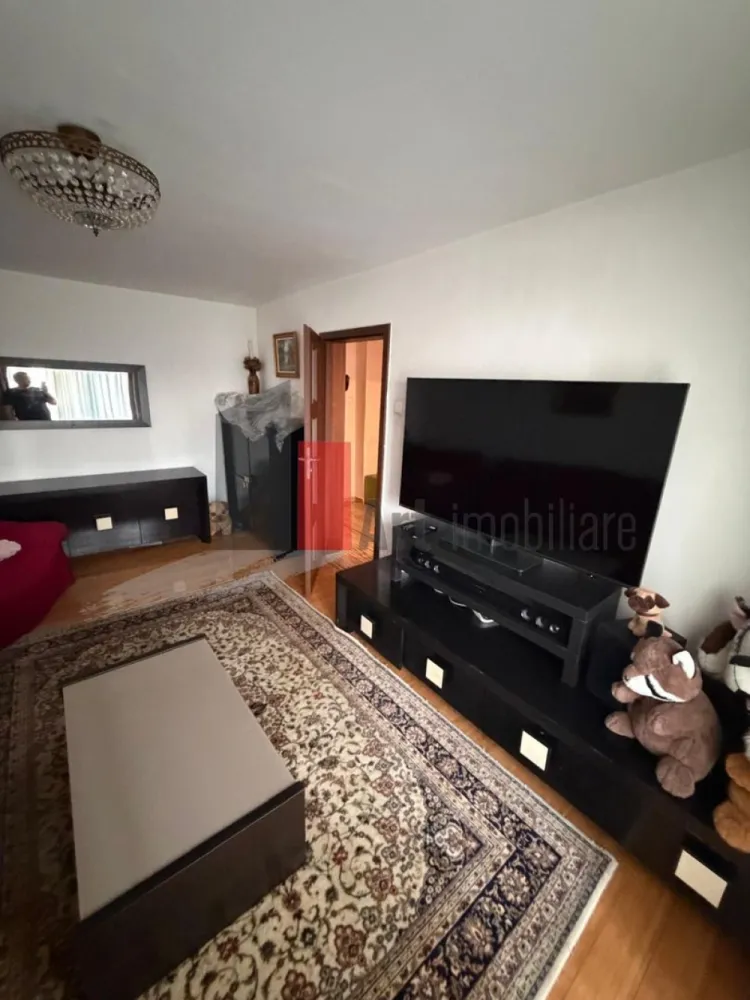 Apartament cu 3 camere de vanzare-Crangasi-loc de parcare - Apartament de vanzare, cu trei camere, decomandat, situat in Crângași, langa BCR, stradal, la etajul 8 din 9, 9 fiind etaj tehnic, vedere mixtă in spate si la Calea Crângași, cu doua bai (cea mica a fost dezafectata dar se poate pune la loc foarte usor), doua unitati de aer conditionat, bucataria open cu holul, la 10 minute de mers pe jos de statia de metrou Crangasi, cu o suprafata de 62 mp +10 mp balcoane, total 72 mp, loc parcare ADP, scara curată.