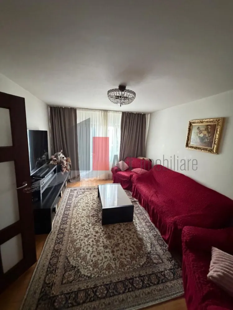 Apartament cu 3 camere de vanzare-Crangasi-loc de parcare - Apartament de vanzare, cu trei camere, decomandat, situat in Crângași, langa BCR, stradal, la etajul 8 din 9, 9 fiind etaj tehnic, vedere mixtă in spate si la Calea Crângași, cu doua bai (cea mica a fost dezafectata dar se poate pune la loc foarte usor), doua unitati de aer conditionat, bucataria open cu holul, la 10 minute de mers pe jos de statia de metrou Crangasi, cu o suprafata de 62 mp +10 mp balcoane, total 72 mp, loc parcare ADP, scara curată.