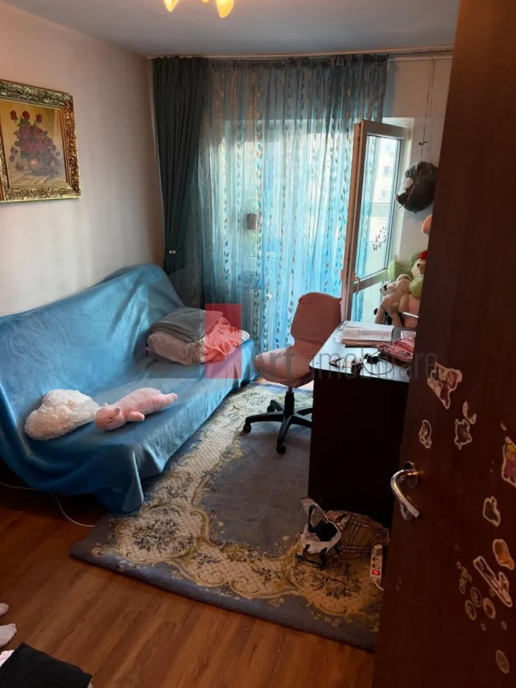 Apartament cu 3 camere de vanzare-Crangasi-loc de parcare - Apartament de vanzare, cu trei camere, decomandat, situat in Crângași, langa BCR, stradal, la etajul 8 din 9, 9 fiind etaj tehnic, vedere mixtă in spate si la Calea Crângași, cu doua bai (cea mica a fost dezafectata dar se poate pune la loc foarte usor), doua unitati de aer conditionat, bucataria open cu holul, la 10 minute de mers pe jos de statia de metrou Crangasi, cu o suprafata de 62 mp +10 mp balcoane, total 72 mp, loc parcare ADP, scara curată.