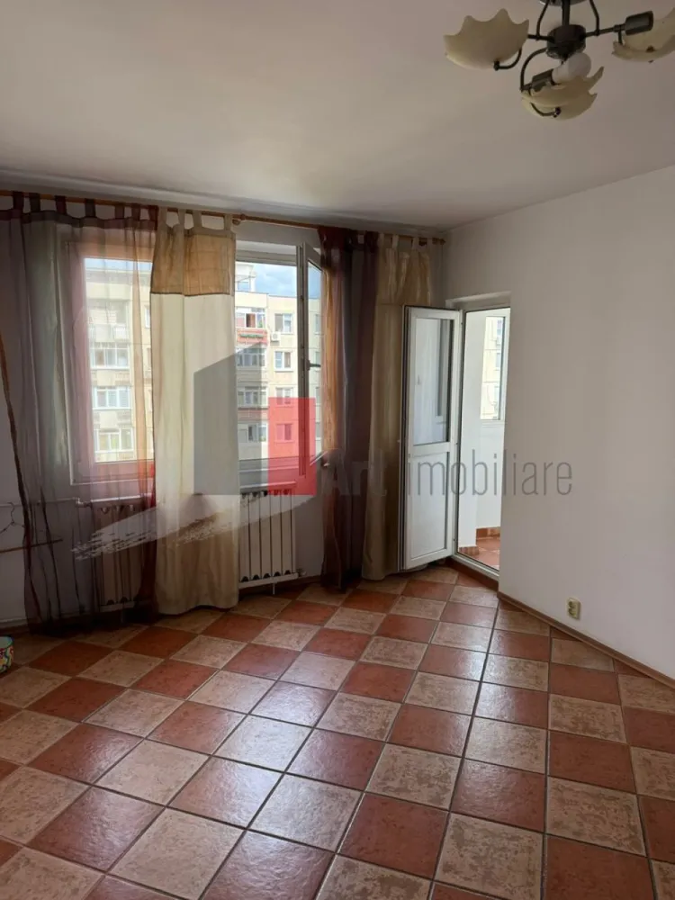 Apartament de vanzare-Lujerului - Apartament de vanzare cu 2 camere, cu o suprafata de 54 mp, în zona Militari-Lujerului, la etajul 7 din P+8, cu 2 lifturi. An construcție bloc 1986. Interiorul dispune de pardoseli din gresie și parchet, uşă intrare metalică şi de un balcon închis cu geam termopan- balconul are 5mp. Bucatarie inchisa, balcon inchis. Vederea este către spatele blocului.

Locația este una urbană, blocul este foarte bine poziționat, fiind aproape de diverse puncte de interes. Te poți bucura de restaurante, supermarketuri și centre comerciale în apropiere. De asemenea, ai acces rapid la stațiile de autobuz și metrou, facilitând transportul în comun. În zonă există parcuri și locuri de joacă pentru copii. Se fac cam 7 minute pana la statia de metrou Lujerului.

Dacă te interesează să vezi acest apartament, nu ezita să mă contactezi pentru mai multe detalii.