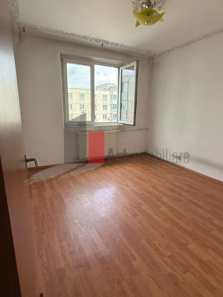 Apartament de vanzare-Lujerului - Apartament de vanzare cu 2 camere, cu o suprafata de 54 mp, în zona Militari-Lujerului, la etajul 7 din P+8, cu 2 lifturi. An construcție bloc 1986. Interiorul dispune de pardoseli din gresie și parchet, uşă intrare metalică şi de un balcon închis cu geam termopan- balconul are 5mp. Bucatarie inchisa, balcon inchis. Vederea este către spatele blocului.

Locația este una urbană, blocul este foarte bine poziționat, fiind aproape de diverse puncte de interes. Te poți bucura de restaurante, supermarketuri și centre comerciale în apropiere. De asemenea, ai acces rapid la stațiile de autobuz și metrou, facilitând transportul în comun. În zonă există parcuri și locuri de joacă pentru copii. Se fac cam 7 minute pana la statia de metrou Lujerului.

Dacă te interesează să vezi acest apartament, nu ezita să mă contactezi pentru mai multe detalii.