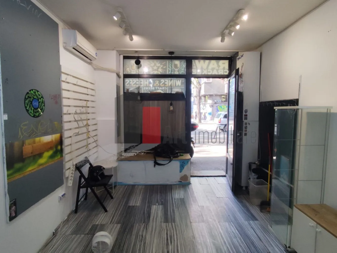 Spatiu comercial de inchiriat in zona Rosetti/Biserica Armeneasca - De închiriat – Spațiu comercial ultracentral, vizibilitate excelentă – Bd. Carol

Oferim spre închiriere un spațiu comercial ultracentral, poziționat strategic pe Bulevardul Carol, la intersecție, într-o zonă cu trafic pietonal intens și expunere maximă. Vitrina generoasă de aproximativ 5 metri liniari este orientată direct către bulevard, oferind vizibilitate excelentă pentru orice tip de afacere.

Spațiul are o suprafață utilă de 22 mp și este compartimentat eficient în două încăperi:

Cameră de vânzare – ideală pentru activitate comercială directă

Cameră pentru depozitare – perfectă pentru stocuri sau organizare logistică

În plus, spațiul dispune de grup sanitar propriu și toate utilitățile necesare desfășurării activităților comerciale sau HoReCa.

Detalii tehnice și avantaje:

Suprafață utilă: 22 mp

Deschidere vitrină: ~5 ml, direct la bulevard

Compartimentare: 2 camere (vânzare + depozitare)

Grup sanitar propriu

Curent trifazic

Apă curentă și canalizare

Localizare premium:

Poziționat la intersecție, cu expunere excelentă

La doar 10 metri de spațiu se află două stații de transport public (autobuz și tramvai)

Acces facil pentru clienți și vizibilitate crescută datorită fluxului constant de pietoni și trafic auto

Alte beneficii:

Pretabil pentru toate domeniile, inclusiv HoReCa

Posibilitate montare burlan și tubulatură

Ideal pentru magazin, cafenea, bistro, servicii sau birou

Condiții de închiriere:

1 lună chirie + 1 lună garanție

Se percepe comision

Spațiul reprezintă o oportunitate excelentă pentru dezvoltarea unei afaceri într-o zonă ultracentrală, cu vizibilitate ridicată și acces rapid la transport public.

Pentru vizionări sau informații suplimentare, vă stăm la dispoziție.

Răspund și pe WhatsApp.