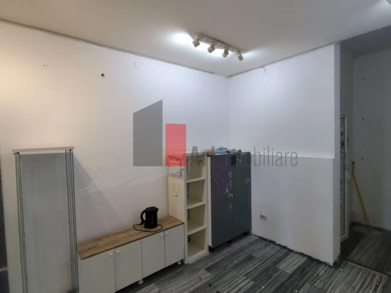 Spatiu comercial de inchiriat in zona Rosetti/Biserica Armeneasca - De închiriat – Spațiu comercial ultracentral, vizibilitate excelentă – Bd. Carol

Oferim spre închiriere un spațiu comercial ultracentral, poziționat strategic pe Bulevardul Carol, la intersecție, într-o zonă cu trafic pietonal intens și expunere maximă. Vitrina generoasă de aproximativ 5 metri liniari este orientată direct către bulevard, oferind vizibilitate excelentă pentru orice tip de afacere.

Spațiul are o suprafață utilă de 22 mp și este compartimentat eficient în două încăperi:

Cameră de vânzare – ideală pentru activitate comercială directă

Cameră pentru depozitare – perfectă pentru stocuri sau organizare logistică

În plus, spațiul dispune de grup sanitar propriu și toate utilitățile necesare desfășurării activităților comerciale sau HoReCa.

Detalii tehnice și avantaje:

Suprafață utilă: 22 mp

Deschidere vitrină: ~5 ml, direct la bulevard

Compartimentare: 2 camere (vânzare + depozitare)

Grup sanitar propriu

Curent trifazic

Apă curentă și canalizare

Localizare premium:

Poziționat la intersecție, cu expunere excelentă

La doar 10 metri de spațiu se află două stații de transport public (autobuz și tramvai)

Acces facil pentru clienți și vizibilitate crescută datorită fluxului constant de pietoni și trafic auto

Alte beneficii:

Pretabil pentru toate domeniile, inclusiv HoReCa

Posibilitate montare burlan și tubulatură

Ideal pentru magazin, cafenea, bistro, servicii sau birou

Condiții de închiriere:

1 lună chirie + 1 lună garanție

Se percepe comision

Spațiul reprezintă o oportunitate excelentă pentru dezvoltarea unei afaceri într-o zonă ultracentrală, cu vizibilitate ridicată și acces rapid la transport public.

Pentru vizionări sau informații suplimentare, vă stăm la dispoziție.

Răspund și pe WhatsApp.