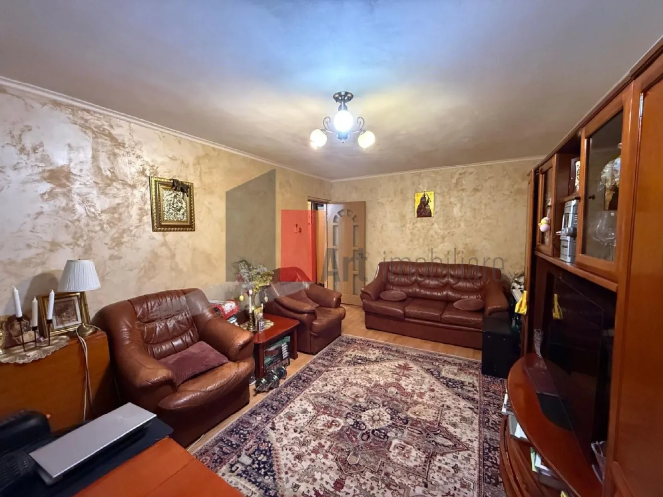 Apartament cu 3 camere de vanzare-Rahova-Dunavat-Salaj - Vă propun spre vânzare un apartament cu 3 camere, situat într-o zonă liniștită și verde Rahova-Dunăvăț, ideal pentru o familie care își dorește confort imediat, fără stresul unei renovări, cu balcon inchis, bucatarie open cu holul, aer conditionat, 2 bai, loc de parcare.
De ce să alegi acest apartament?
Investiție în Siguranță: Instalațiile electrice și sanitare au fost refăcute integral (cupru PPR), oferind garanția unui consum eficient și siguranță pe termen lung.
Eficiență Termică Maximă: Blocul este reabilitat termic, iar poziționarea la etajul 2 din 4 (etajul preferat în imobiliare) asigură facturi minime la întreținere și confort termic optim.
Gata de Mutare: Apartamentul este renovat cu finisaje moderne și se vinde parțial mobilat, facilitând o mutare rapidă.
Compartimentare Ideală: Fiind complet decomandat, spațiul oferă intimitate fiecărui membru al familiei.
Stare: Renovat, instalații noi, bloc anvelopat.