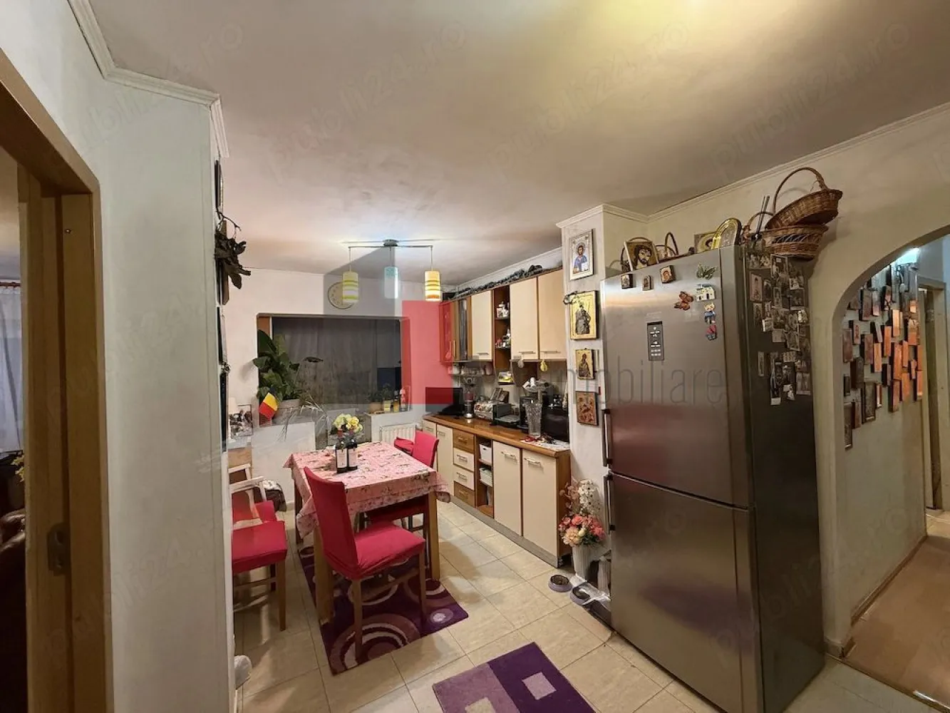 Apartament cu 3 camere de vanzare-Rahova-Dunavat-Salaj - Vă propun spre vânzare un apartament cu 3 camere, situat într-o zonă liniștită și verde Rahova-Dunăvăț, ideal pentru o familie care își dorește confort imediat, fără stresul unei renovări, cu balcon inchis, bucatarie open cu holul, aer conditionat, 2 bai, loc de parcare.
De ce să alegi acest apartament?
Investiție în Siguranță: Instalațiile electrice și sanitare au fost refăcute integral (cupru PPR), oferind garanția unui consum eficient și siguranță pe termen lung.
Eficiență Termică Maximă: Blocul este reabilitat termic, iar poziționarea la etajul 2 din 4 (etajul preferat în imobiliare) asigură facturi minime la întreținere și confort termic optim.
Gata de Mutare: Apartamentul este renovat cu finisaje moderne și se vinde parțial mobilat, facilitând o mutare rapidă.
Compartimentare Ideală: Fiind complet decomandat, spațiul oferă intimitate fiecărui membru al familiei.
Stare: Renovat, instalații noi, bloc anvelopat.