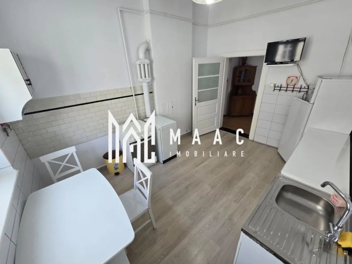 Apartament 4 camere 156 mpu zona Centrala Garaj Pivnita - De vanzare un apartament spatios situat la etajul 1 compus din 4 camere situata in zona Dealului Sibiu.

Apartamentul este unul spatios si luminos si este compartimentat astfel :

- hol mare la intrare
- baie 
- bucatarie separata si dispune de spatiu pentru depozitare
- living 
- 2 dormitoare 
- 1 dormitor separat pretabil pentru birou, dressing sau spatiu depozitare
- garaj de aproximativ 18 mp
- spatiu comercial 15 mp 
- pivnita inalta si uscata cu o suprafata de 25 mp

Pentru mai multe detalii specificati CP3076924 la telefon .