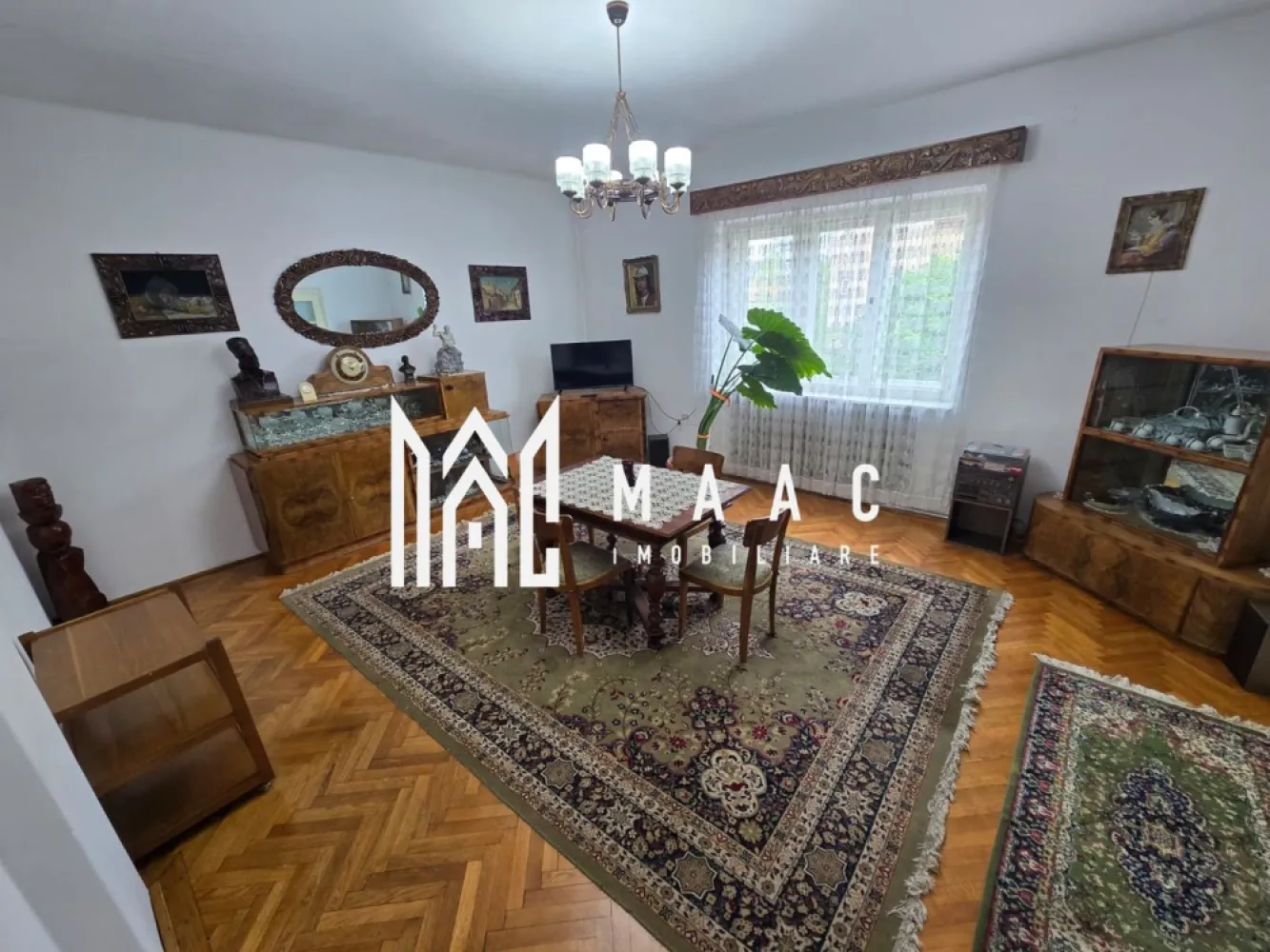 Apartament 4 camere 156 mpu zona Centrala Garaj Pivnita - De vanzare un apartament spatios situat la etajul 1 compus din 4 camere situata in zona Dealului Sibiu.

Apartamentul este unul spatios si luminos si este compartimentat astfel :

- hol mare la intrare
- baie 
- bucatarie separata si dispune de spatiu pentru depozitare
- living 
- 2 dormitoare 
- 1 dormitor separat pretabil pentru birou, dressing sau spatiu depozitare
- garaj de aproximativ 18 mp
- spatiu comercial 15 mp 
- pivnita inalta si uscata cu o suprafata de 25 mp

Pentru mai multe detalii specificati CP3076924 la telefon .