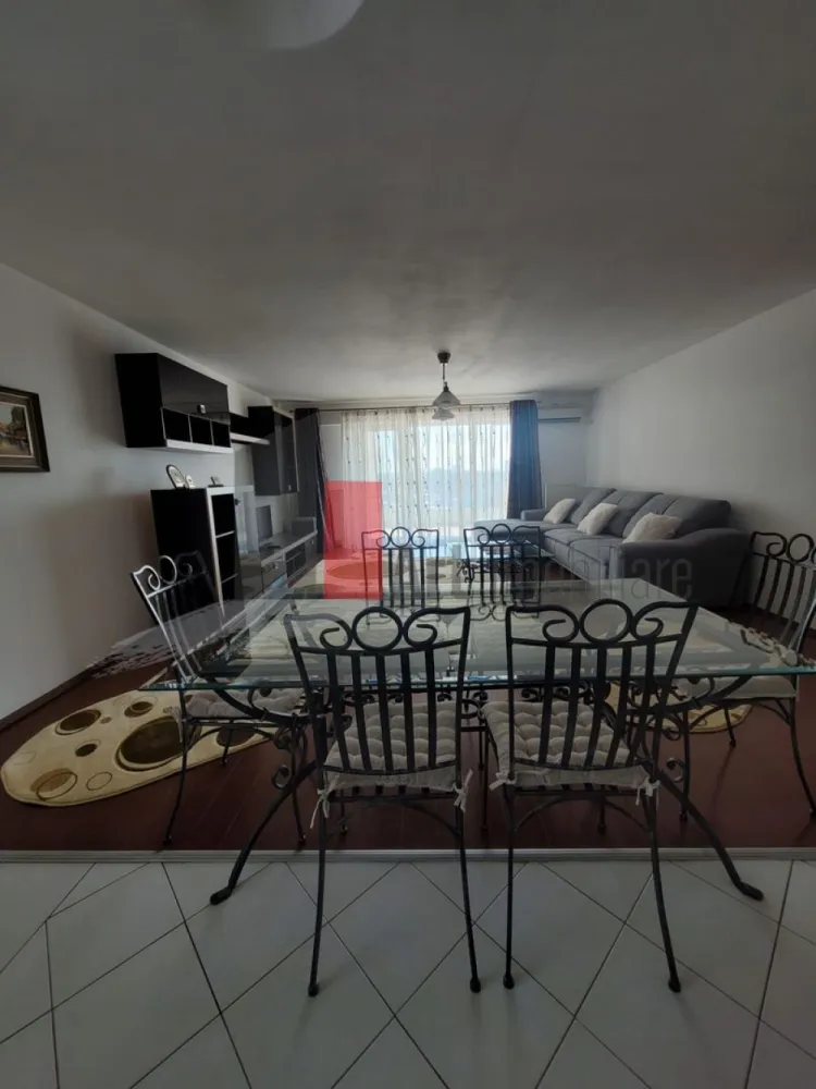 Apartament cu doua camere de inchiriat-Bucurestii Noi-Jiului-cu centrala - Apartament cu 2 camere de inchiriat, in complexul Metropolis Residence, la etajul 9/18, cu o suprafata utila 70mp (90 mp cu tot cu terasa). Apartamentul este format din bucatarie open space cu livingul (45 mp), 1 grup sanitar, dormitor (15 mp), terasa (20 mp) este zugravit recent, complet mobilat si utilat (masina de spalat, cuptor, plita, frigider, centrala proprie). 
Complexul este construit in anul 2009, dispune de paza 24/24, acces cartela, curatenie, curte proprie cu loc de joaca. 
Accesul catre mijloacele de transport in comun: 200 de metri pana la statiile troleibuzelor 65 si 86, tramvaiele 24 si 45 si 500 de metri pana la statia de metrou Jiului (8 minute de mers pe jos pana la statia de metrou). Accesul rapid catre zonele Baneasa, Pipera, Casa Presei, Aviatorilor, Grozavesti, Piata Victoriei.
In zona se gasesc supermarketuri precum Mega Image, Kauffland, Penny, Carrefour dar si Parcul Bazilescu. 
Apartamentul se inchirieaza unor persoane responsabile care sa il intretina corespunzator, se percepe o garantie echivalenta cu o luna de chirie si nu se accepta caini si pisici.