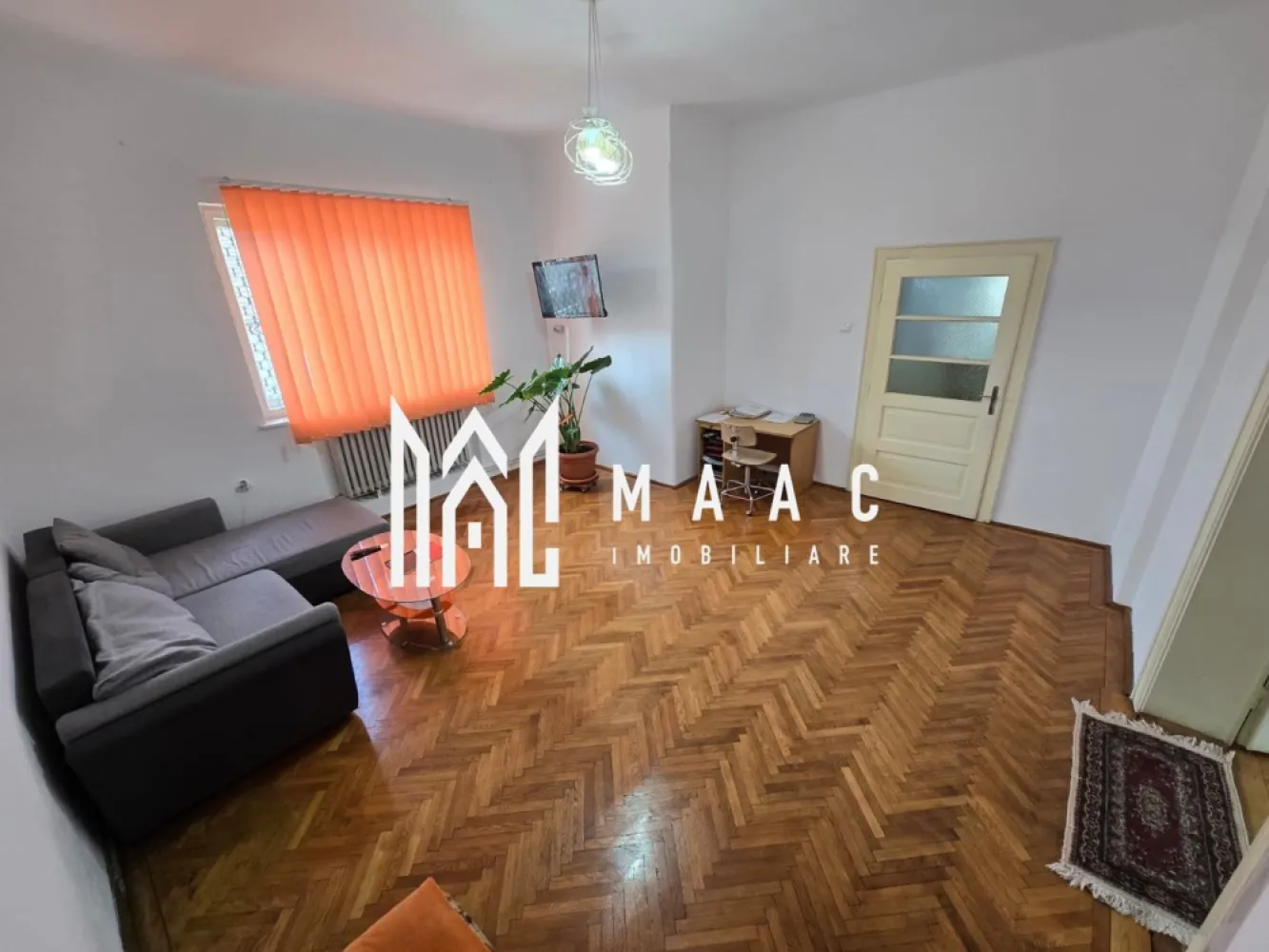 Apartament 4 camere 156 mpu zona Centrala Garaj Pivnita - De vanzare un apartament spatios situat la etajul 1 compus din 4 camere situata in zona Dealului Sibiu.

Apartamentul este unul spatios si luminos si este compartimentat astfel :

- hol mare la intrare
- baie 
- bucatarie separata si dispune de spatiu pentru depozitare
- living 
- 2 dormitoare 
- 1 dormitor separat pretabil pentru birou, dressing sau spatiu depozitare
- garaj de aproximativ 18 mp
- spatiu comercial 15 mp 
- pivnita inalta si uscata cu o suprafata de 25 mp

Pentru mai multe detalii specificati CP3076924 la telefon .