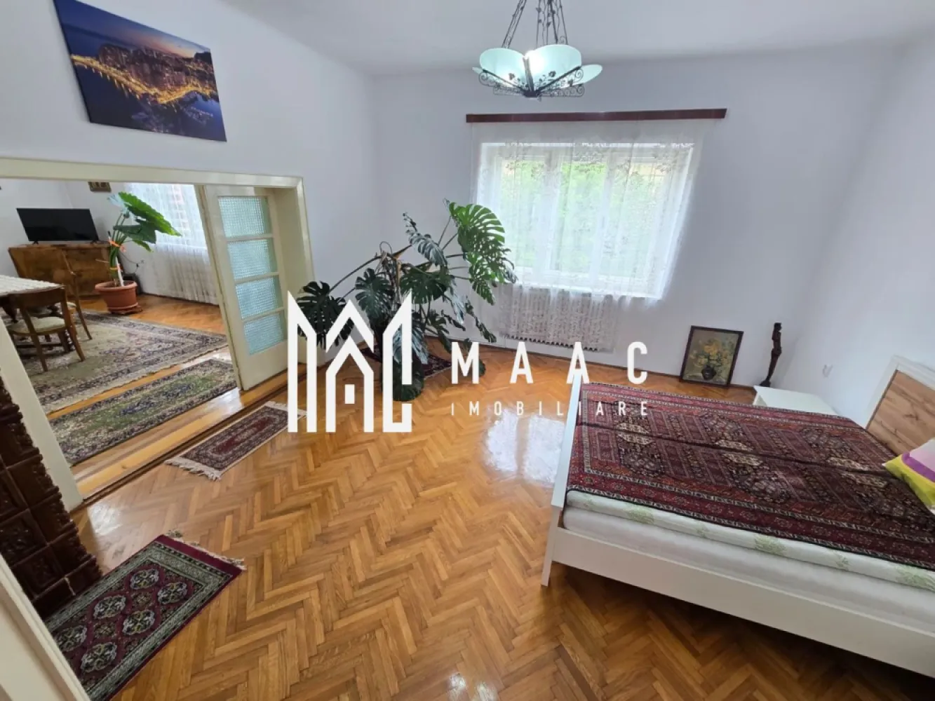 Apartament 4 camere 156 mpu zona Centrala Garaj Pivnita - De vanzare un apartament spatios situat la etajul 1 compus din 4 camere situata in zona Dealului Sibiu.

Apartamentul este unul spatios si luminos si este compartimentat astfel :

- hol mare la intrare
- baie 
- bucatarie separata si dispune de spatiu pentru depozitare
- living 
- 2 dormitoare 
- 1 dormitor separat pretabil pentru birou, dressing sau spatiu depozitare
- garaj de aproximativ 18 mp
- spatiu comercial 15 mp 
- pivnita inalta si uscata cu o suprafata de 25 mp

Pentru mai multe detalii specificati CP3076924 la telefon .