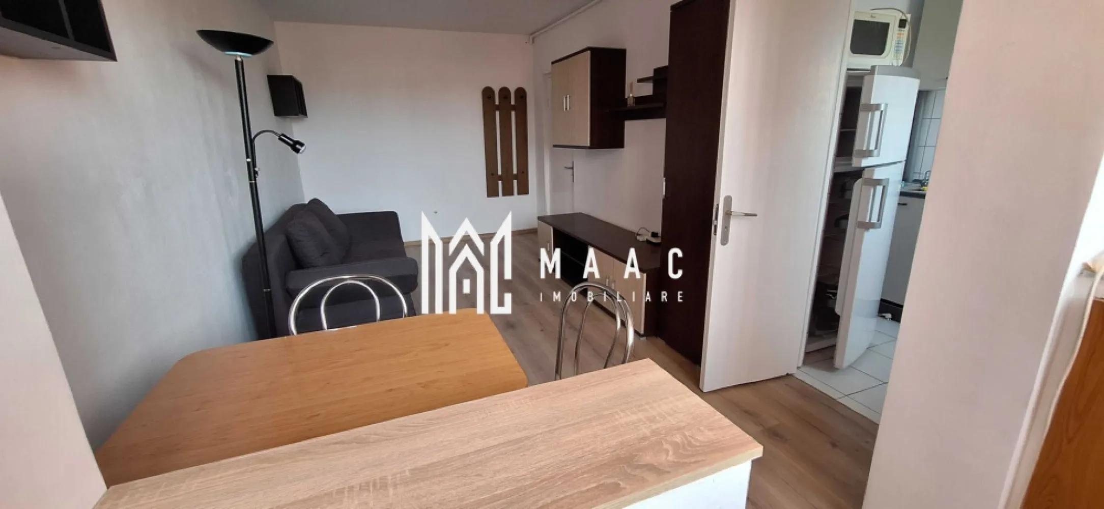 Garsoniera | Etaj 2 | Balcon | Hipodrom 4 - MAAC Imobiliare vă propune spre închiriere o garsonieră complet renovată, situată la etajul 2, într-o zonă accesibilă din Sibiu.
Locuința este complet utilată și pregătită pentru mutare imediată.

Detalii garsonieră
Suprafață utilă: 30 mp
Etaj: 2
Balcon închis
Compartimentare practică și eficientă
Dotări și avantaje
Complet renovată
Centrală termică proprie
Mobilată și utilată
Costuri reduse de întreținere
Gata de locuit
Avantaje locație
La doar 50 m de stația de autobuz
Aproape de magazine (100 m)
Zonă cu acces rapid către punctele de interes din oraș
Condiții închiriere
Preț: 250 €/lună
Garanție: o lună
cuplu
Pentru detalii suplimentare, consultanță sau programarea unei vizionări, va rugăm să ne contactati specificand ID: CP3076824