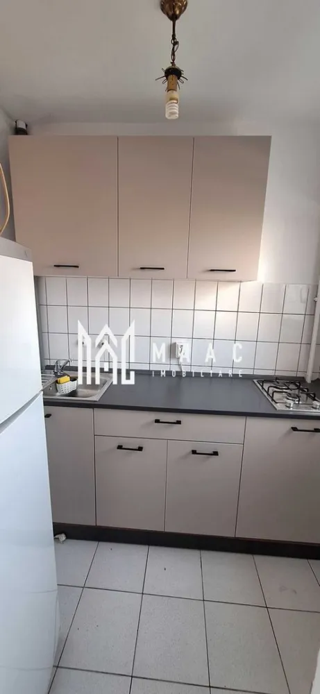 Garsoniera | Etaj 2 | Balcon | Hipodrom 4 - MAAC Imobiliare vă propune spre închiriere o garsonieră complet renovată, situată la etajul 2, într-o zonă accesibilă din Sibiu.
Locuința este complet utilată și pregătită pentru mutare imediată.

Detalii garsonieră
Suprafață utilă: 30 mp
Etaj: 2
Balcon închis
Compartimentare practică și eficientă
Dotări și avantaje
Complet renovată
Centrală termică proprie
Mobilată și utilată
Costuri reduse de întreținere
Gata de locuit
Avantaje locație
La doar 50 m de stația de autobuz
Aproape de magazine (100 m)
Zonă cu acces rapid către punctele de interes din oraș
Condiții închiriere
Preț: 250 €/lună
Garanție: o lună
cuplu
Pentru detalii suplimentare, consultanță sau programarea unei vizionări, va rugăm să ne contactati specificand ID: CP3076824