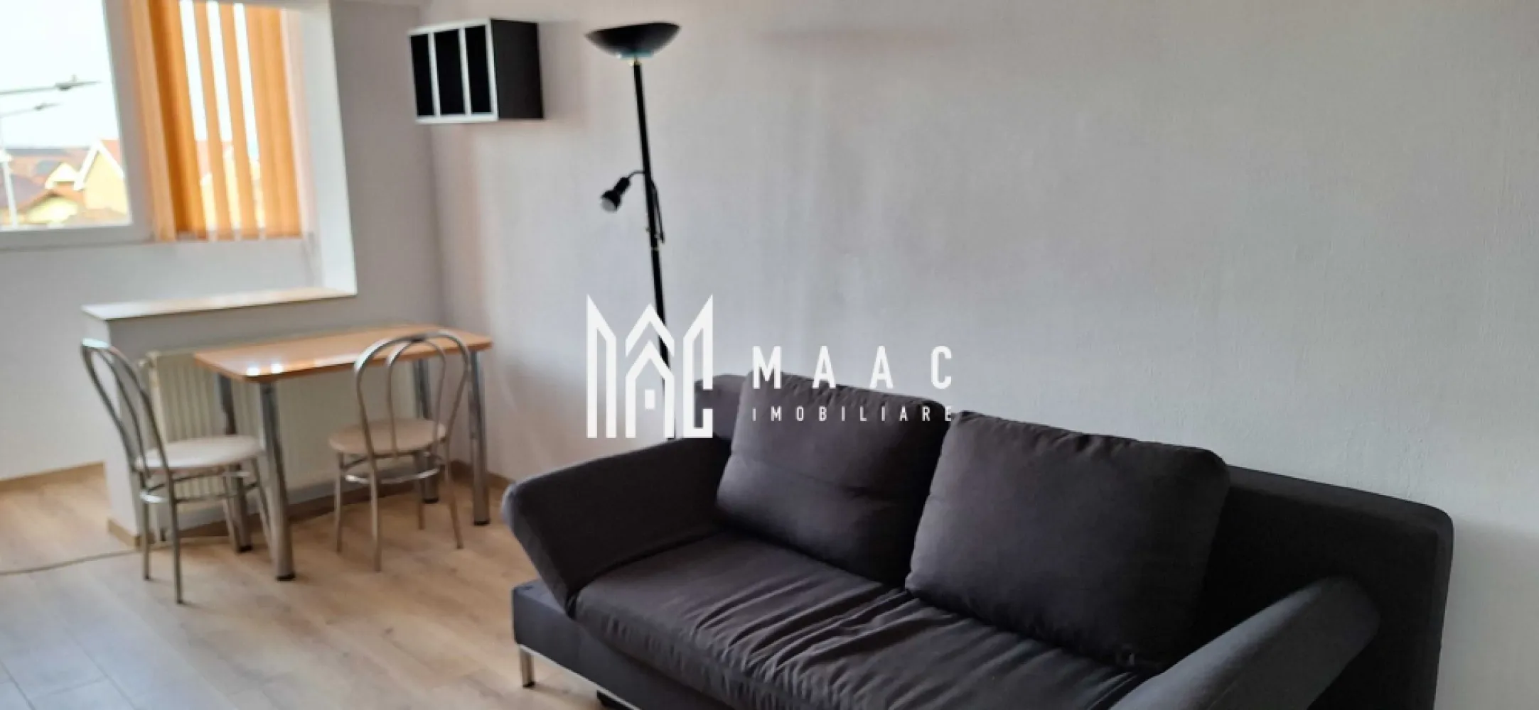 Garsoniera | Etaj 2 | Balcon | Hipodrom 4 - MAAC Imobiliare vă propune spre închiriere o garsonieră complet renovată, situată la etajul 2, într-o zonă accesibilă din Sibiu.
Locuința este complet utilată și pregătită pentru mutare imediată.

Detalii garsonieră
Suprafață utilă: 30 mp
Etaj: 2
Balcon închis
Compartimentare practică și eficientă
Dotări și avantaje
Complet renovată
Centrală termică proprie
Mobilată și utilată
Costuri reduse de întreținere
Gata de locuit
Avantaje locație
La doar 50 m de stația de autobuz
Aproape de magazine (100 m)
Zonă cu acces rapid către punctele de interes din oraș
Condiții închiriere
Preț: 250 €/lună
Garanție: o lună
cuplu
Pentru detalii suplimentare, consultanță sau programarea unei vizionări, va rugăm să ne contactati specificand ID: CP3076824