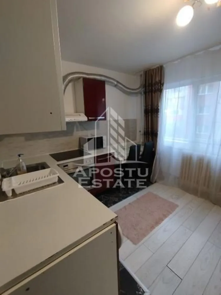 Apartament cu 1 camera, de vanzare, zona Buziaslui, Timisoara - Agentia imobiliara APOSTU ESTATE va propune spre vanzare un apartament cu 1 camere, semidecomandat, mobilat si utilat, localizat in judetul Timis, Timisoara, zona Buziasului.

Apartamentul este situat la etajul 2 unei cladiri cu 4 etaje si are o suprafata de 32.

Compartimentare:

- Hol de acces

- Bucatarie

- Camera

- Baie 

Confortul termic este realizat prin intermediul termoficarii. Zona foarte linistita cu numeroase facilitati si puncte de interes precum: acces rapid si usor la mijloacele de transport in comun, parcare amenajata langa bloc, magazine si supermarket-uri in apropiere, farmacii, institutii de invatamant, restaurante, baruri, cafenele si multe altele.
CP3072817